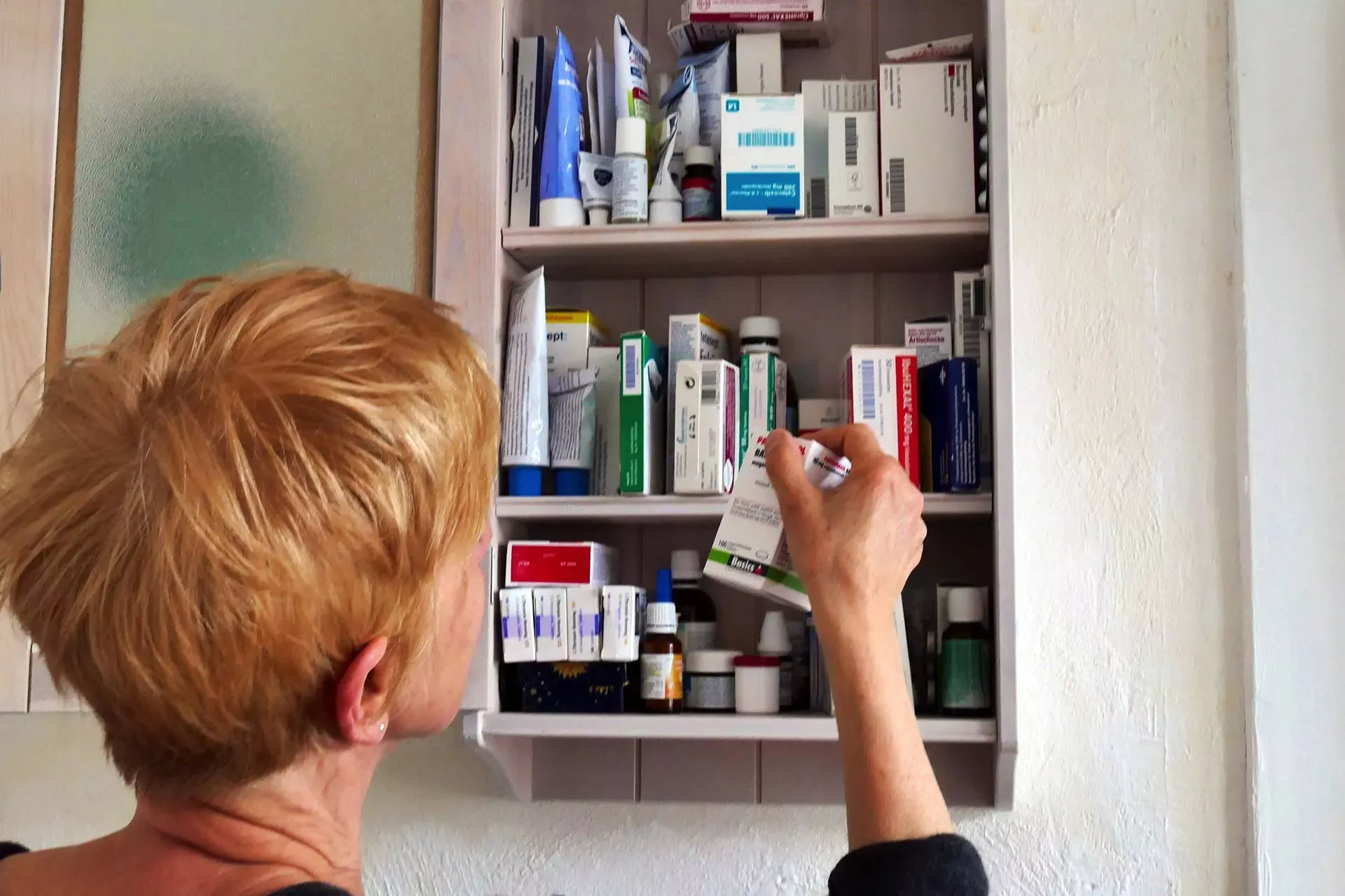 Frau nimmt ein Medikament aus ihrem Medizinschrank. Bild: IMAGO / JOKER / Paul Eckenroth Frau nimmt ein Medikament aus ihrem Medizinschrank. Bild: IMAGO / JOKER / Paul Eckenroth