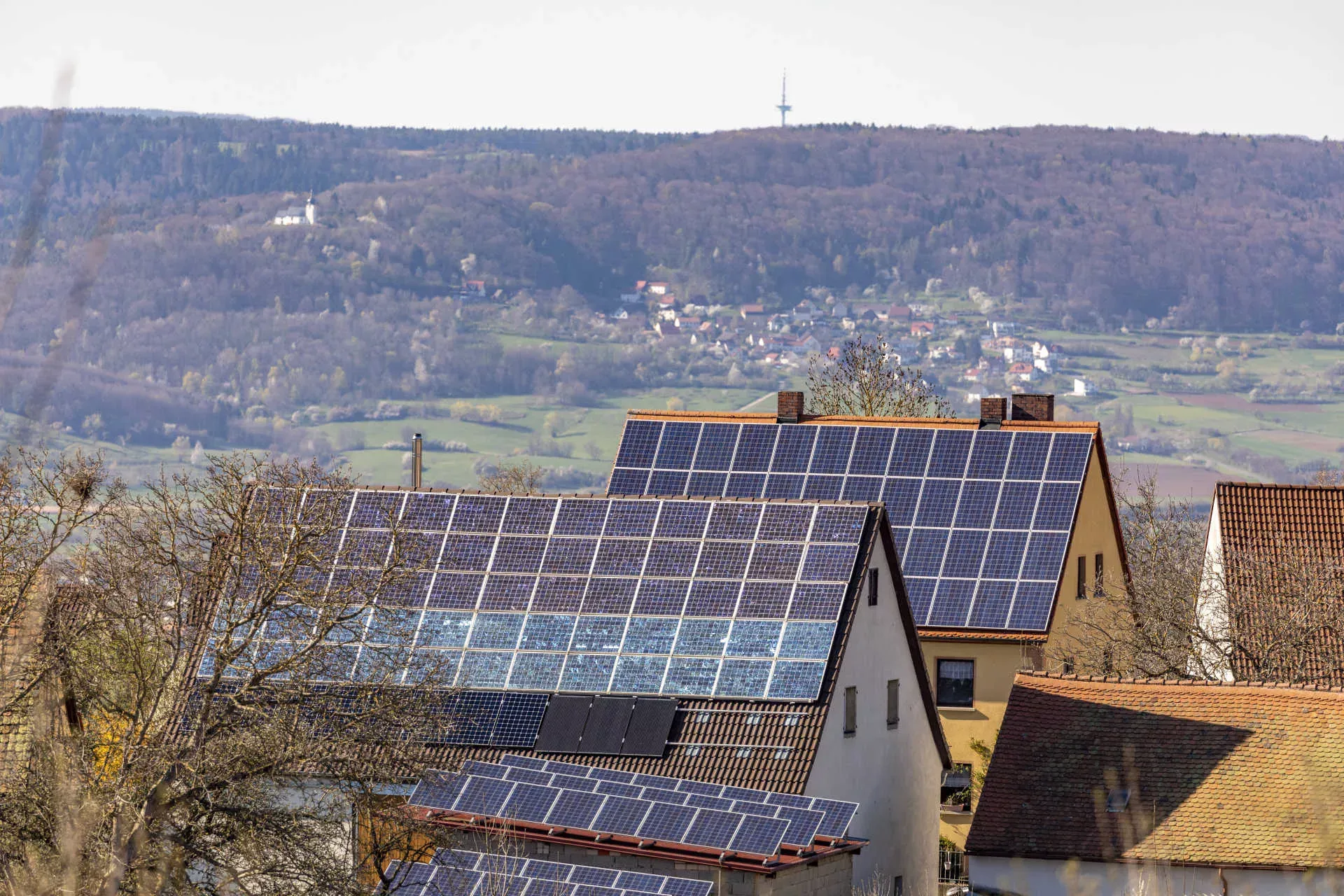 Dorf in der fränkischen Schweiz mit Solaranlagen auf den Dächern. Bild: IMAGO / Harry Koerber Dorf in der fränkischen Schweiz mit Solaranlagen auf den Dächern. Bild: IMAGO / Harry Koerber