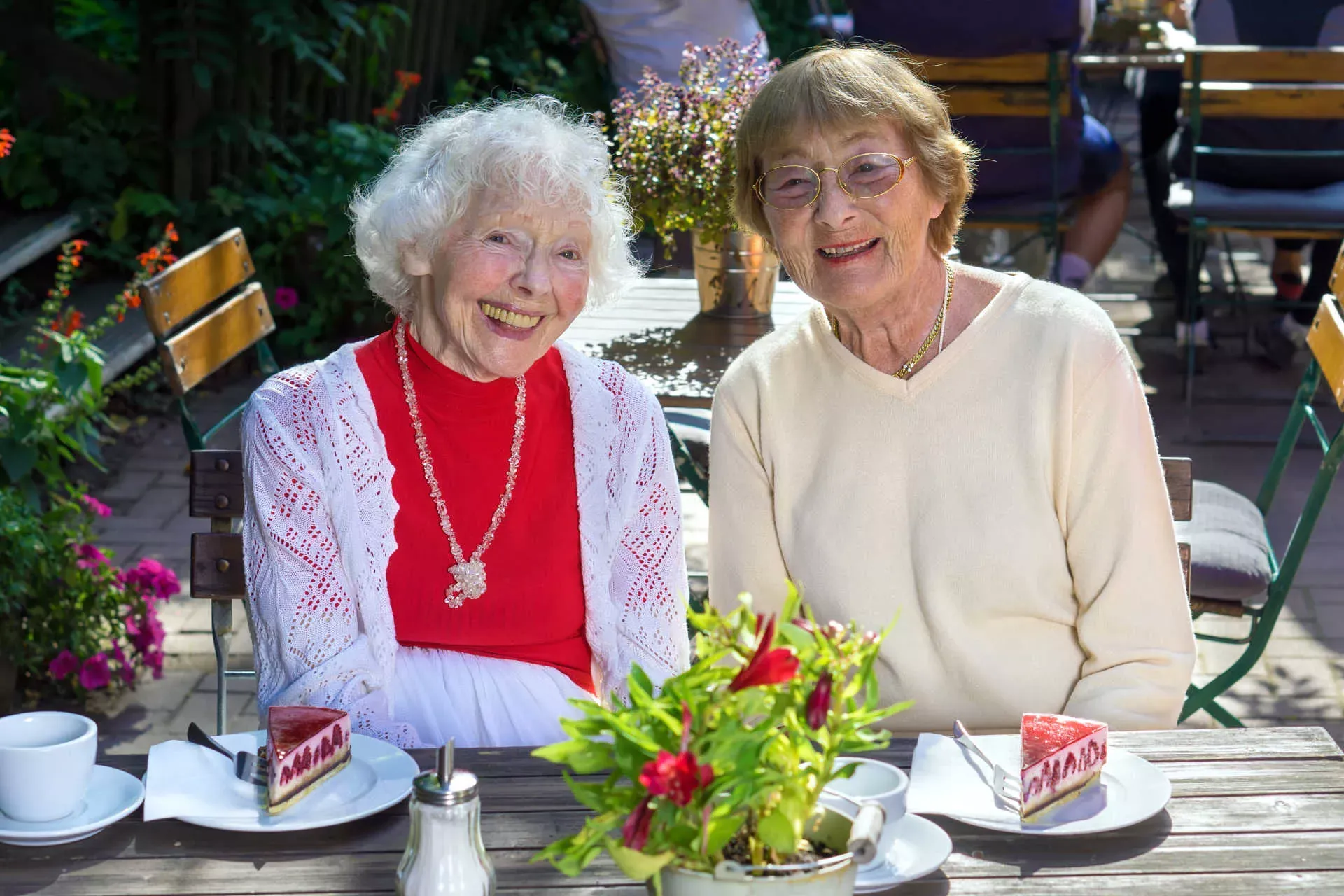 Rentnerinnen im Cafe. Bild: IMAGO / agefotostock / belahoche Rentnerinnen im Cafe. Bild: IMAGO / agefotostock / belahoche
