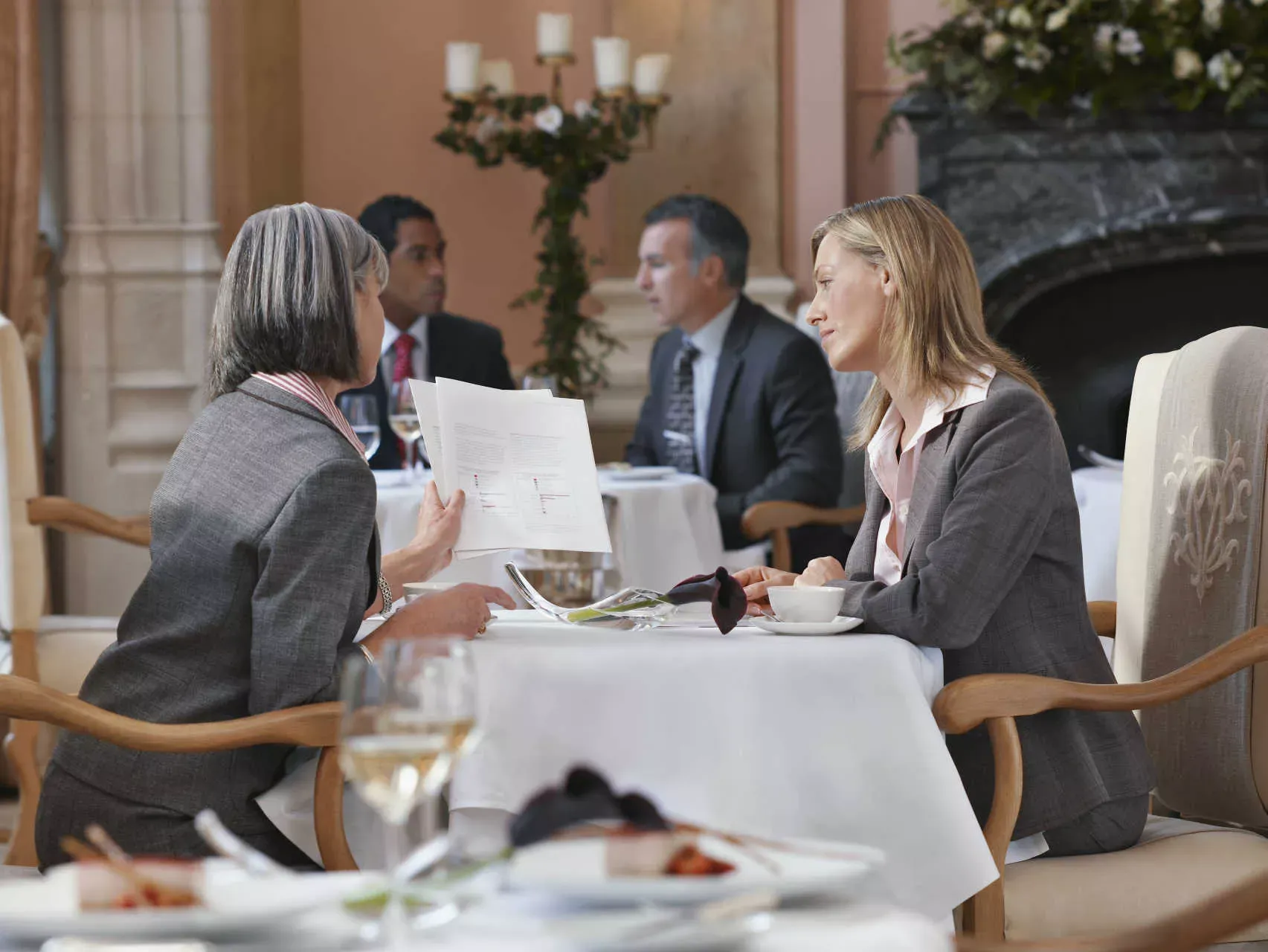 Formelles Geschäftsessen mit zwei Business-Frauen. – Bild: IMAGO / YAY Images / moodboard Formelles Geschäftsessen mit zwei Business-Frauen. – Bild: IMAGO / YAY Images / moodboard