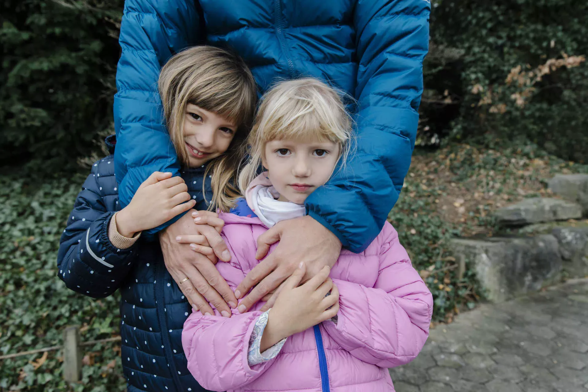 Zwei Mädchen stehen mit Vater draußen in Winterkleidung. Bild: IMAGO / Westend61 / Tanya Yatsenko Zwei Mädchen stehen mit Vater draußen in Winterkleidung. Bild: IMAGO / Westend61 / Tanya Yatsenko