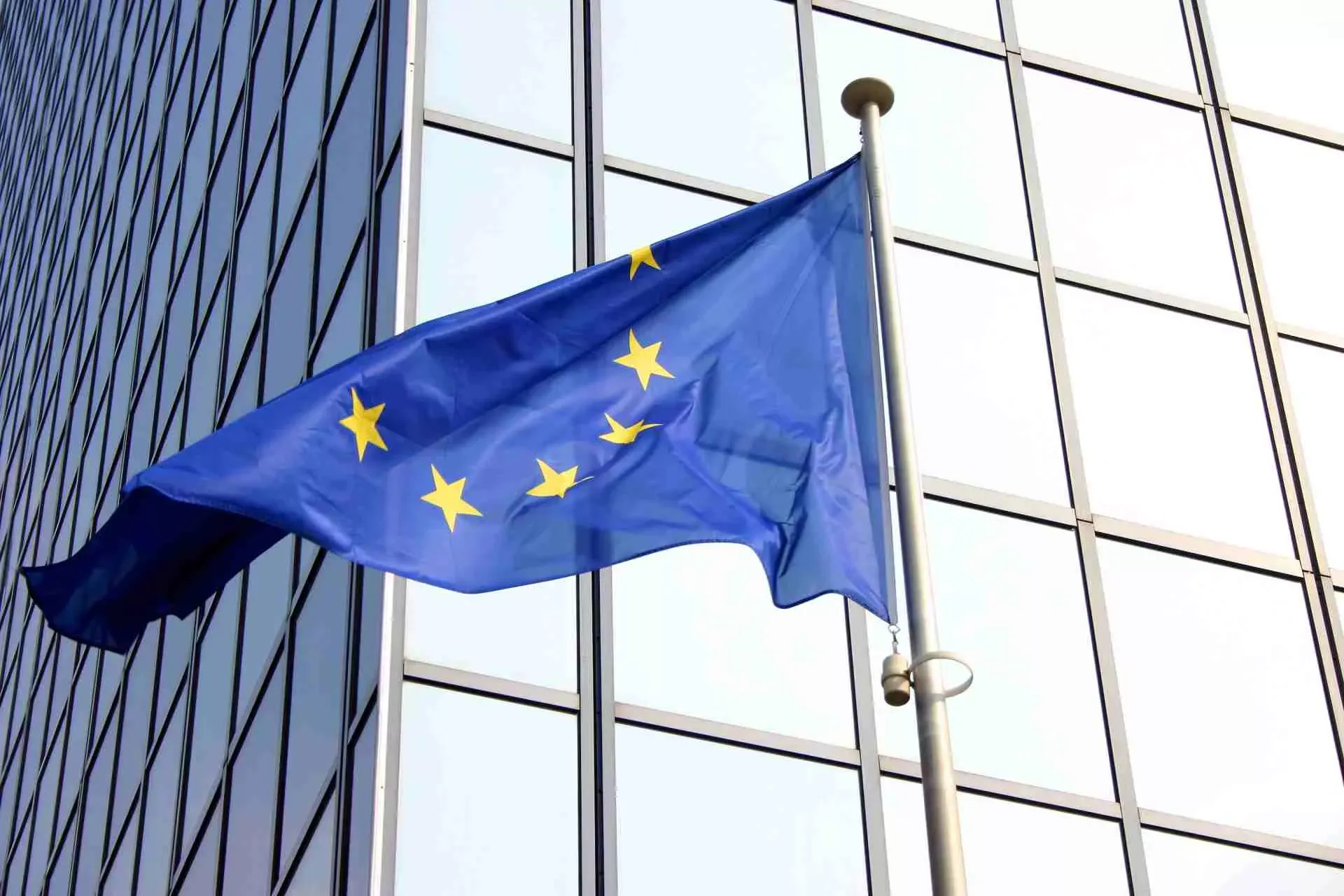 Die europäische Flagge weht an einem Fahnenmast vor dem europäischen Parlament. Bild: IMAGO / YAY Images Die europäische Flagge weht an einem Fahnenmast vor dem europäischen Parlament. Bild: IMAGO / YAY Images