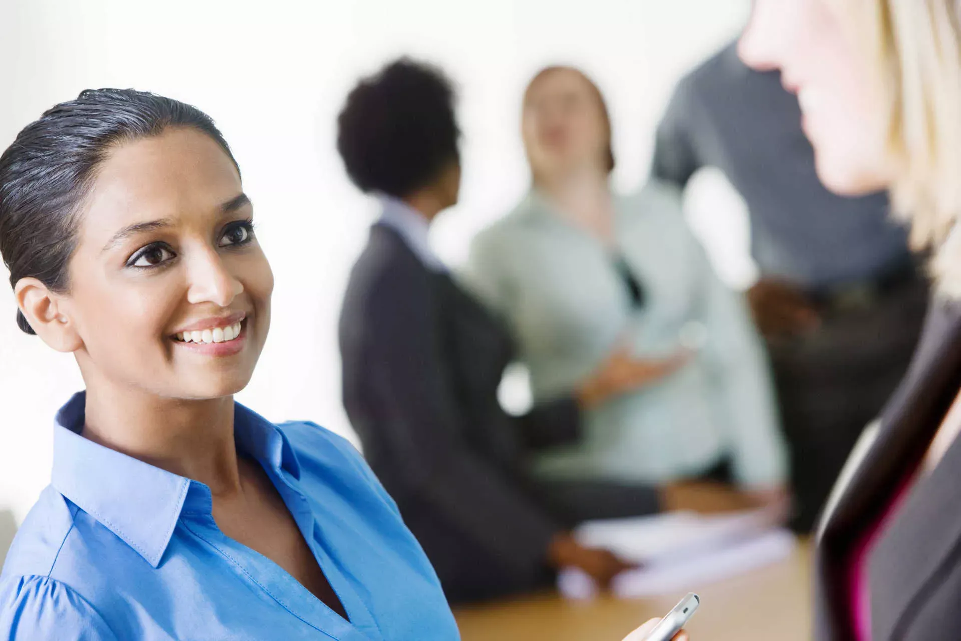 Junge Frau mit Migrationshintergrund bei Besprechung im Büro. Bild: IMAGO / YAY Images / moodboard Junge Frau mit Migrationshintergrund bei Besprechung im Büro. Bild: IMAGO / YAY Images / moodboard