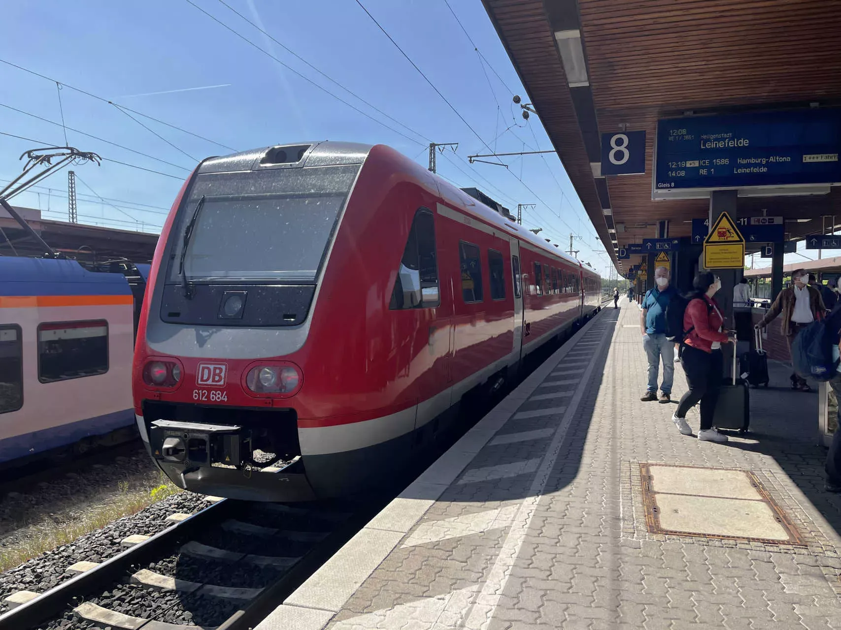 Roter Zug der Deutschen Bahn steht an einem Bahnhofsgleis. Bild: IMAGO / Martin Wagner Roter Zug der Deutschen Bahn steht an einem Bahnhofsgleis. Bild: IMAGO / Martin Wagner