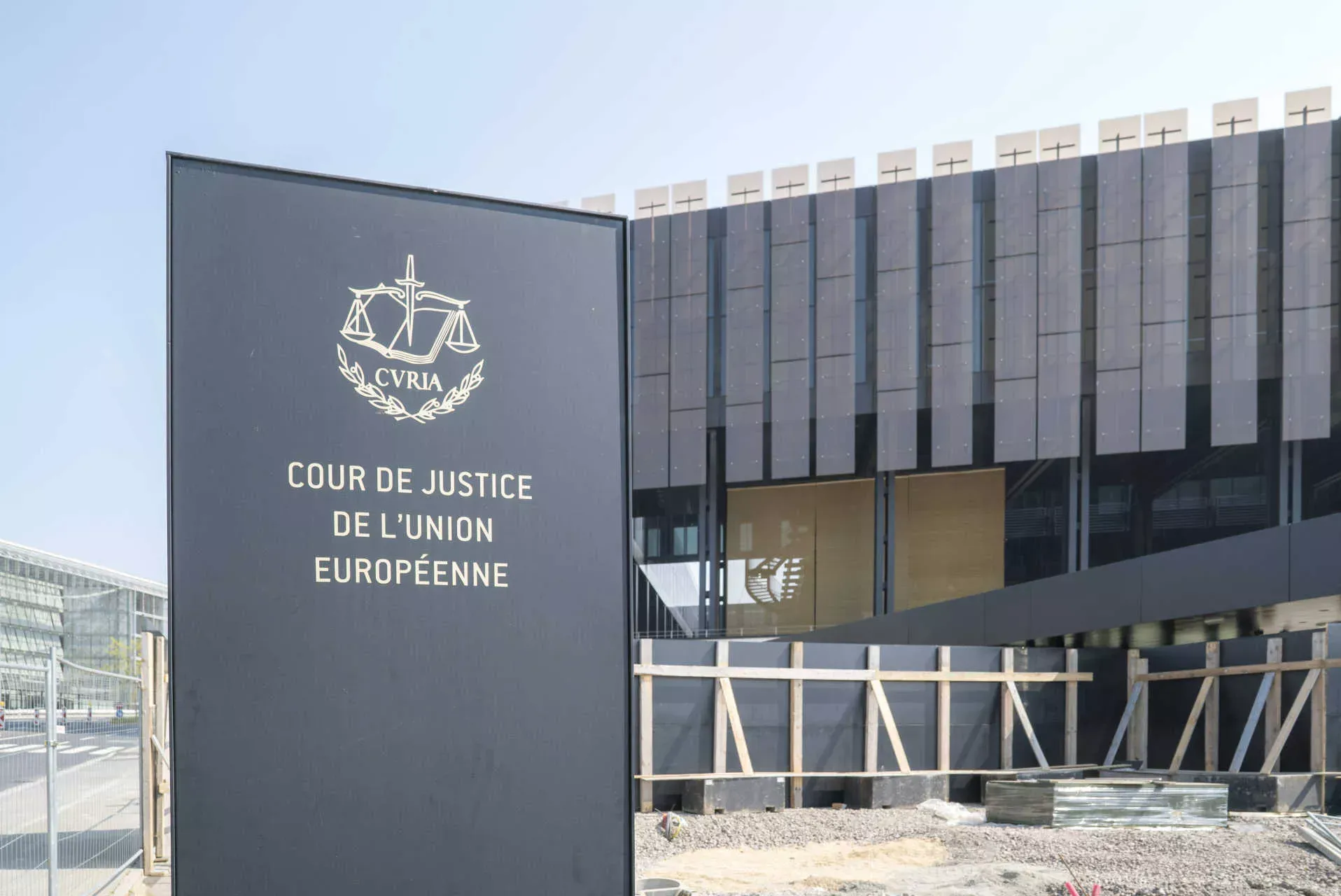 Ein Schild vor dem Europäischen Gerichtshof mit der Aufschrift "Cour de Justice de l'union Européene" in Luxemburg. Bild: IMAGO / ecomedia / robert fishman. Ein Schild vor dem Europäischen Gerichtshof mit der Aufschrift "Cour de Justice de l'union Européene" in Luxemburg. Bild: IMAGO / ecomedia / robert fishman.