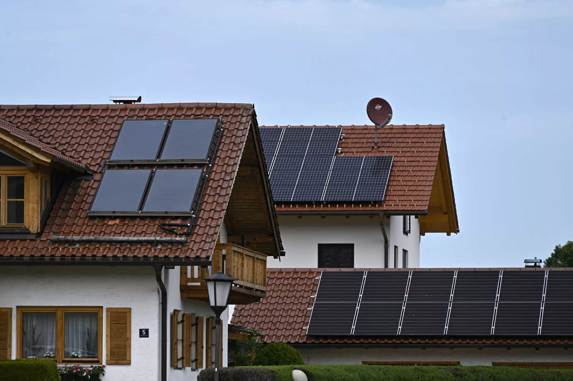 Häuser mit Solaranlagen auf den Dächern. Bild: IMAGO / epd / Heike Lüding Häuser mit Solaranlagen auf den Dächern. Bild: IMAGO / epd / Heike Lüding