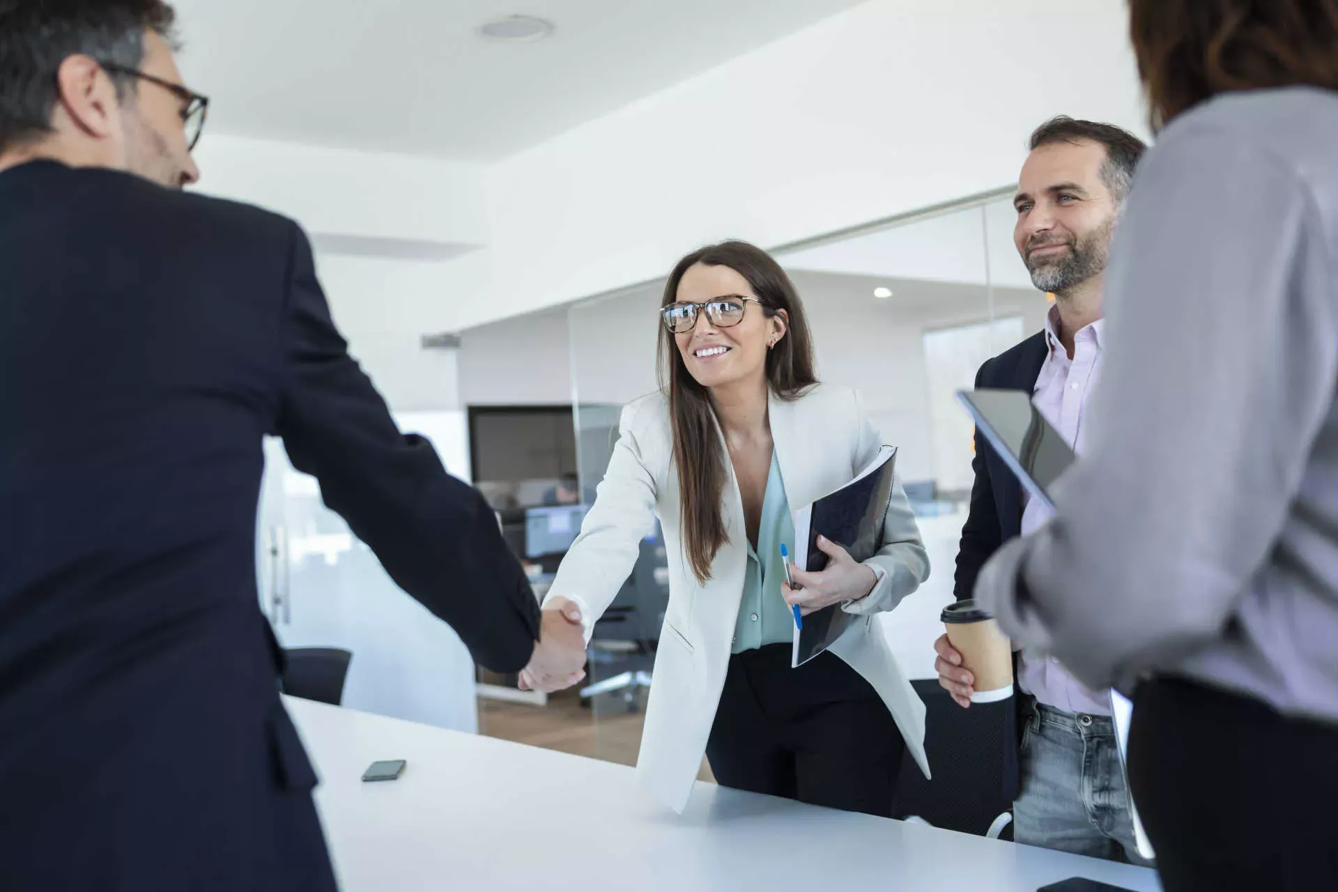 Frau und Mann geben sich die Hand bei einem Business-Meeting. Bild: IMAGO / Westend61 / Josep Suria Frau und Mann geben sich die Hand bei einem Business-Meeting. Bild: IMAGO / Westend61 / Josep Suria
