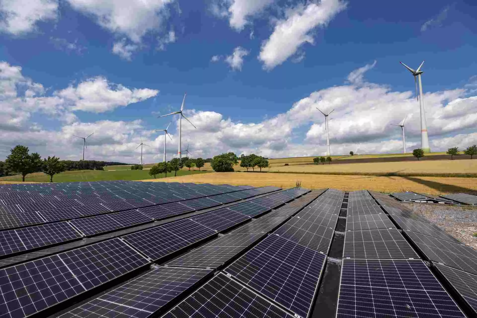 Windräder und Solarzellenflächen. Bild: IMAGO / Jochen Tack Windräder und Solarzellenflächen. Bild: IMAGO / Jochen Tack