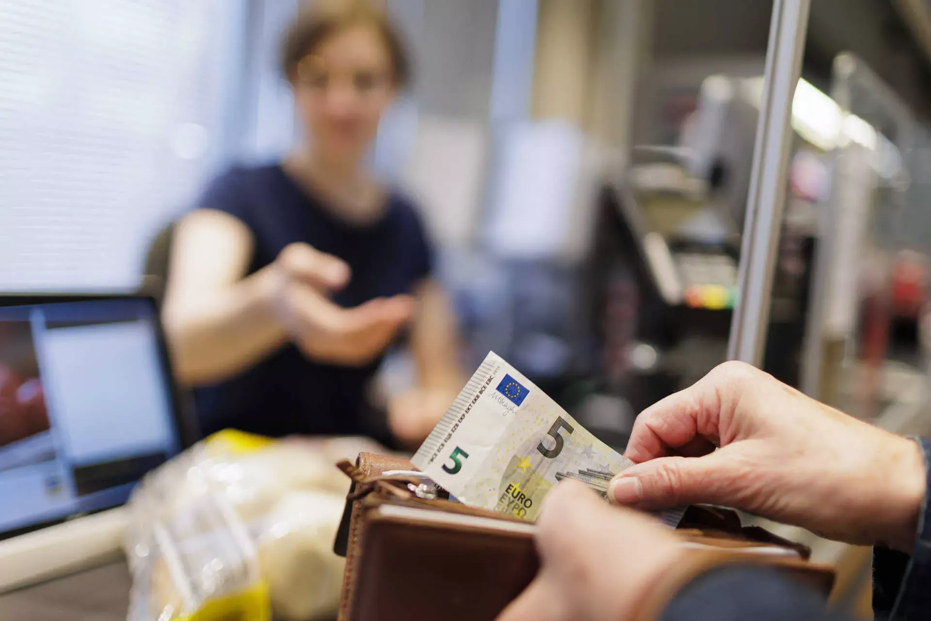 Rentnerin bezahlt an der Supermarktkasse mit einem Fünf-Euro-Schein. Bild: IMAGO / photothek / Ute Grabowsky Rentnerin bezahlt an der Supermarktkasse mit einem Fünf-Euro-Schein. Bild: IMAGO / photothek / Ute Grabowsky