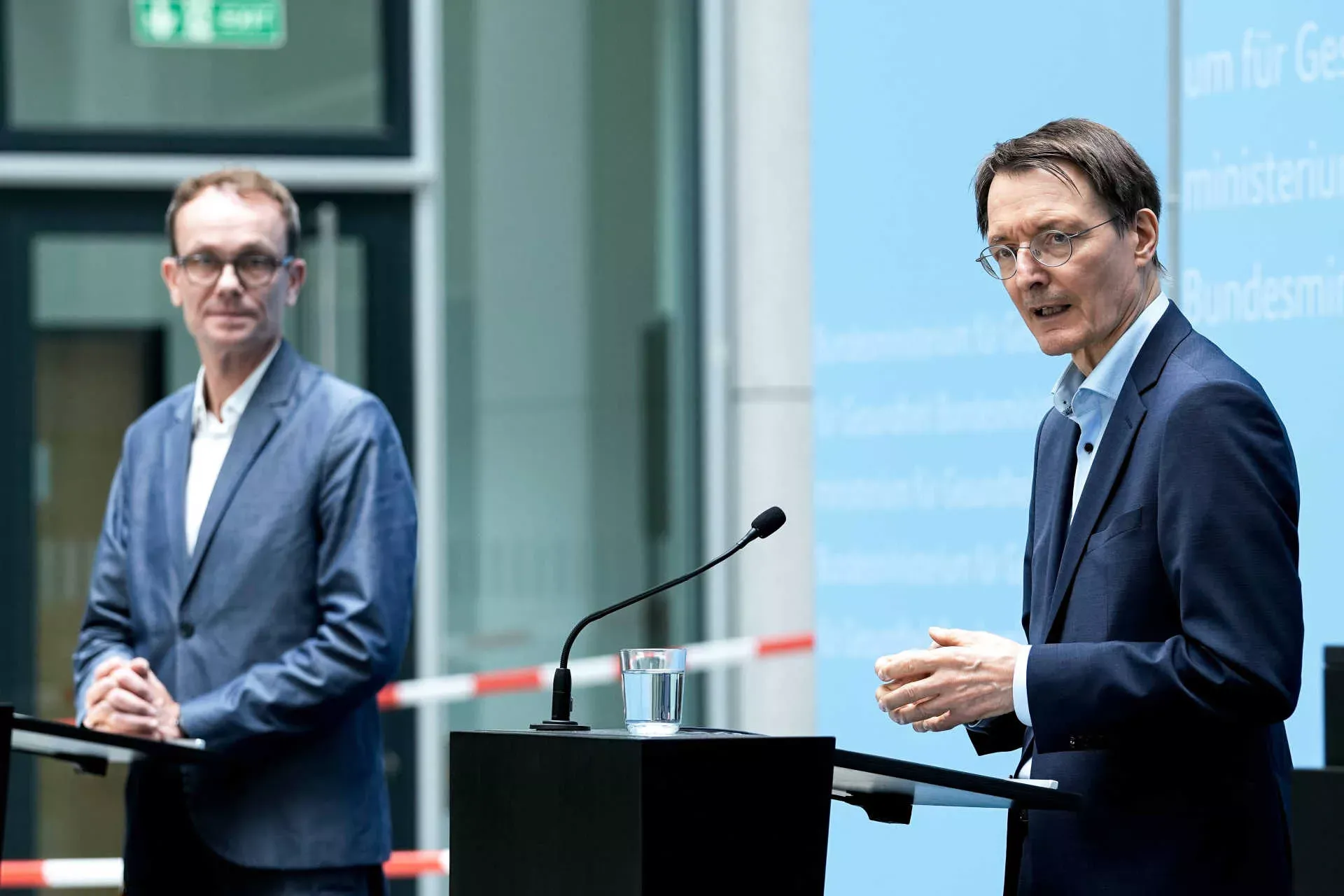 Karl Lauterbach und Tom Bschor bei einer Pressekonferenz. Bild: IMAGO / Political-Moments Karl Lauterbach und Tom Bschor bei einer Pressekonferenz. Bild: IMAGO / Political-Moments