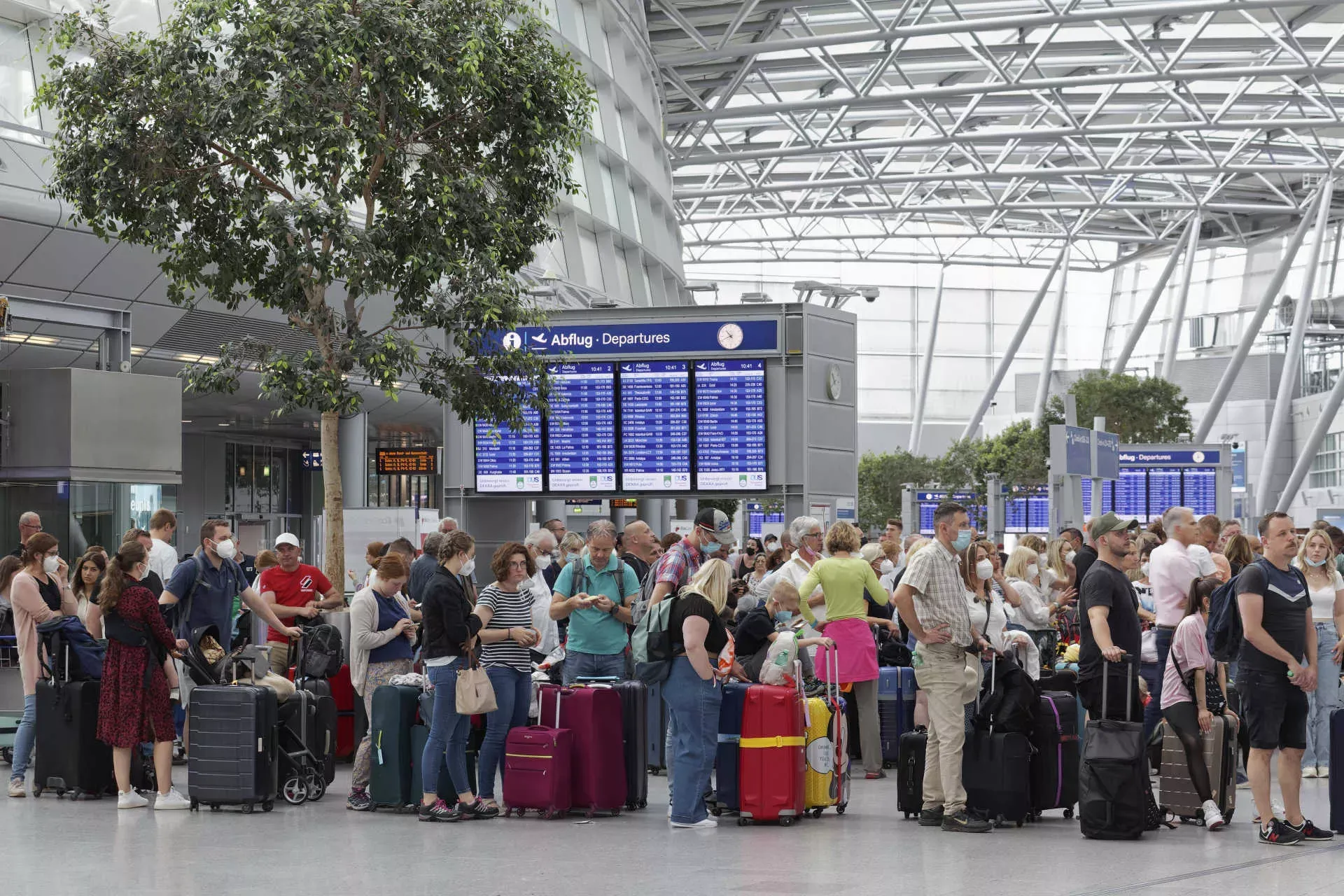 Flughafen mit langer Schlange vor Abfertigungsschalter. Bild: IMAGO / imagebroker / Karl F. Schöfmann Flughafen mit langer Schlange vor Abfertigungsschalter. Bild: IMAGO / imagebroker / Karl F. Schöfmann