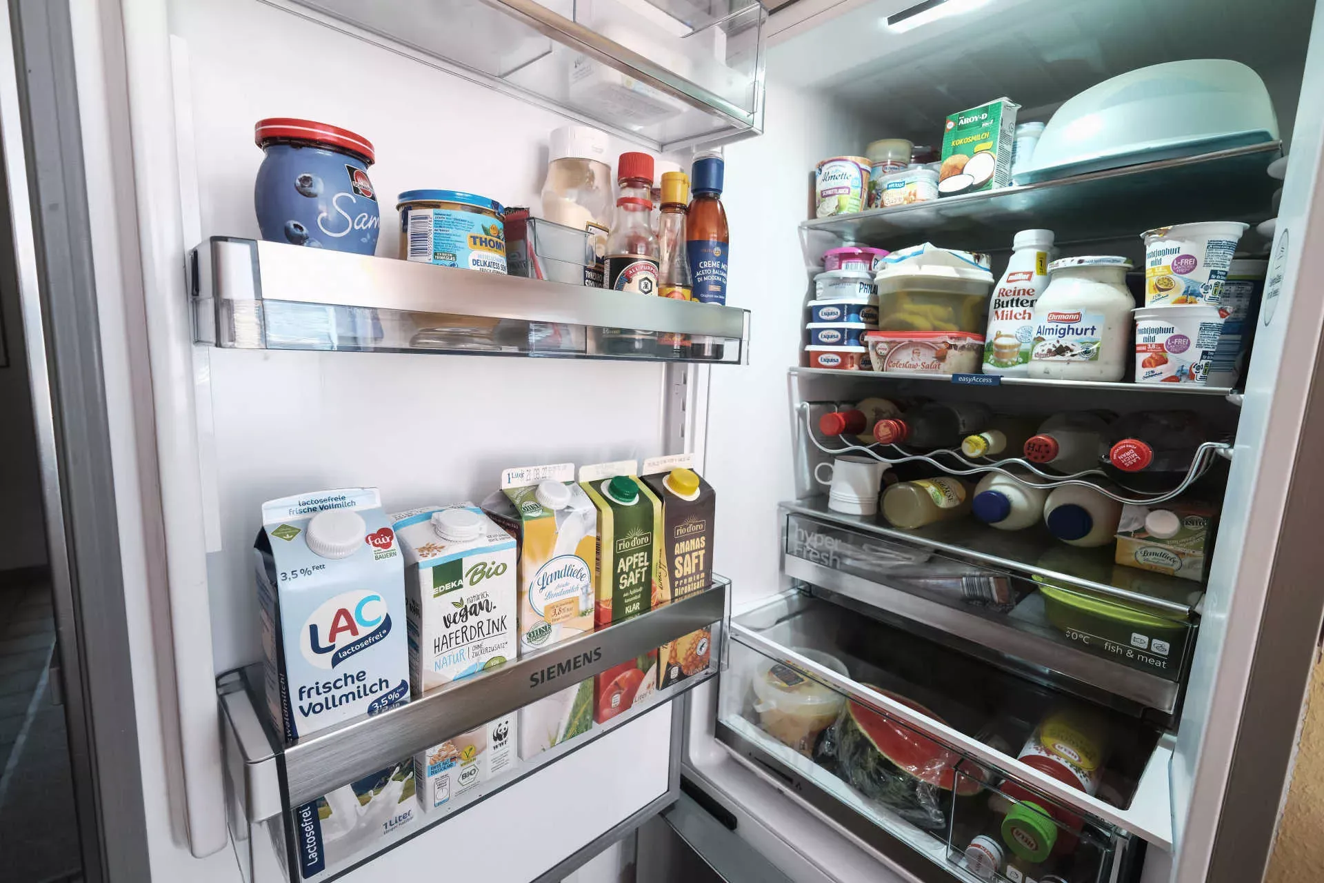 Offener Kühlschrank. Bild: IMAGO / Michael Gstettenbauer Offener Kühlschrank. Bild: IMAGO / Michael Gstettenbauer