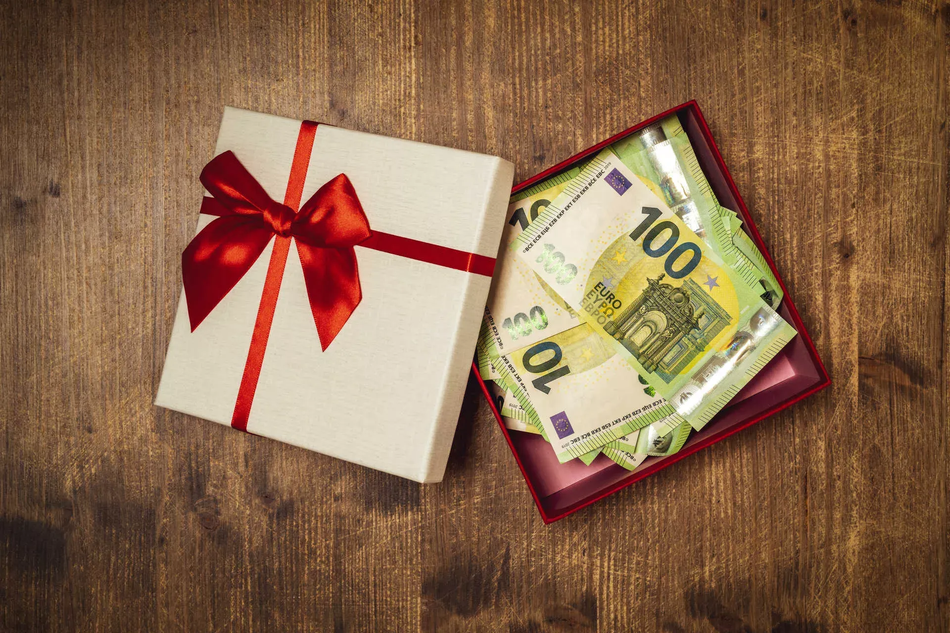 Hundert-Euro-Geldscheine einer Geschenkbox. Bild: IMAGO / Panthermedia / GRAZVYDAS J Hundert-Euro-Geldscheine einer Geschenkbox. Bild: IMAGO / Panthermedia / GRAZVYDAS J