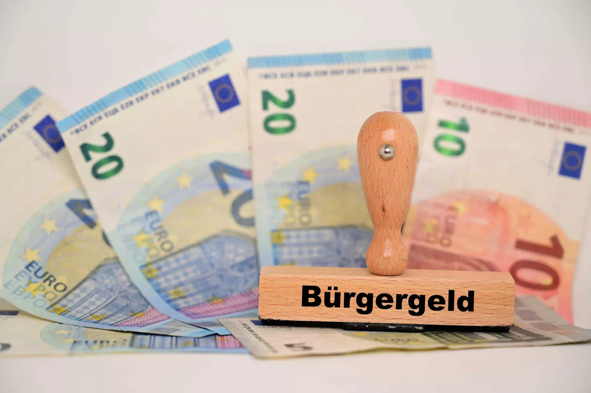 Stempel mit Aufschrift Bürgergeld steht auf aufgefächerten Geldscheinen. Bild: IMAGO / Lobeca / Felix Schlikis Stempel mit Aufschrift Bürgergeld steht auf aufgefächerten Geldscheinen. Bild: IMAGO / Lobeca / Felix Schlikis