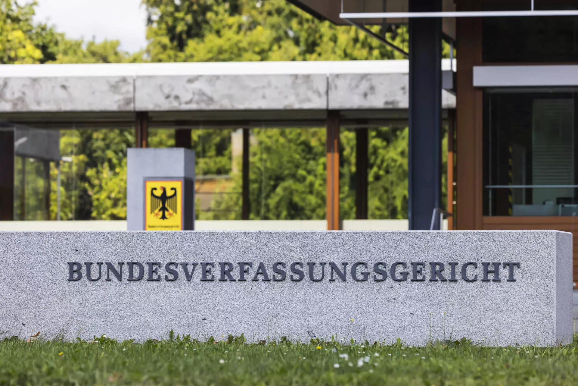 Schild Bundesverfassungsgericht vor dem Gebäude. – Bild: IMAGO / Arnulf Hettrich Schild Bundesverfassungsgericht vor dem Gebäude. – Bild: IMAGO / Arnulf Hettrich