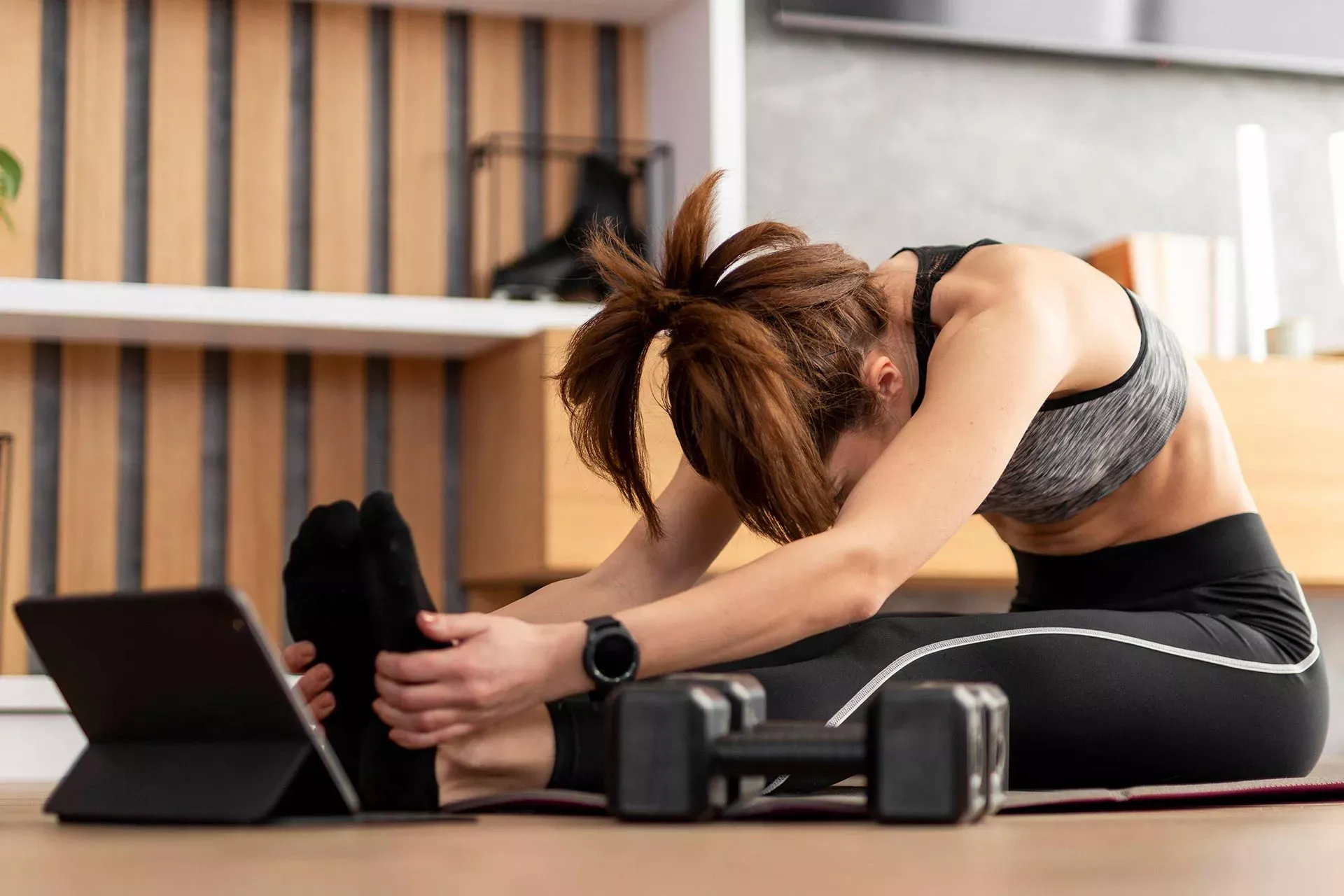 Junge Frau macht Dehnungsübungen auf einer Gymnastikmatte zuhause. Bild: IMAGO / Zoonar / Oleksandr Latkun Junge Frau macht Dehnungsübungen auf einer Gymnastikmatte zuhause. Bild: IMAGO / Zoonar / Oleksandr Latkun