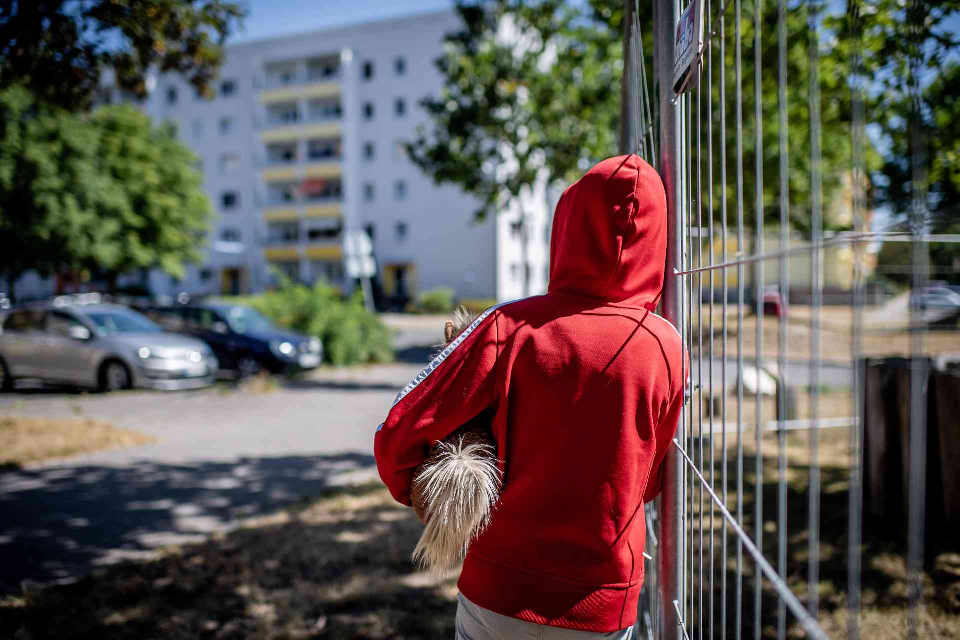 Ein Kind steht vor einem Plattenbau (Bild: IMAGO / Thomas Eisenhuth) Ein Kind steht vor einem Plattenbau (Bild: IMAGO / Thomas Eisenhuth)