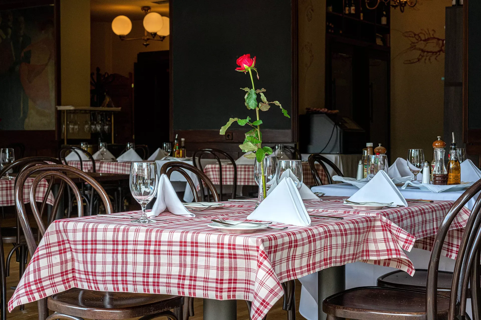 Gedeckte Tische in einem Restaurant. Bild: IMAGO / CHROMORANGE Gedeckte Tische in einem Restaurant. Bild: IMAGO / CHROMORANGE