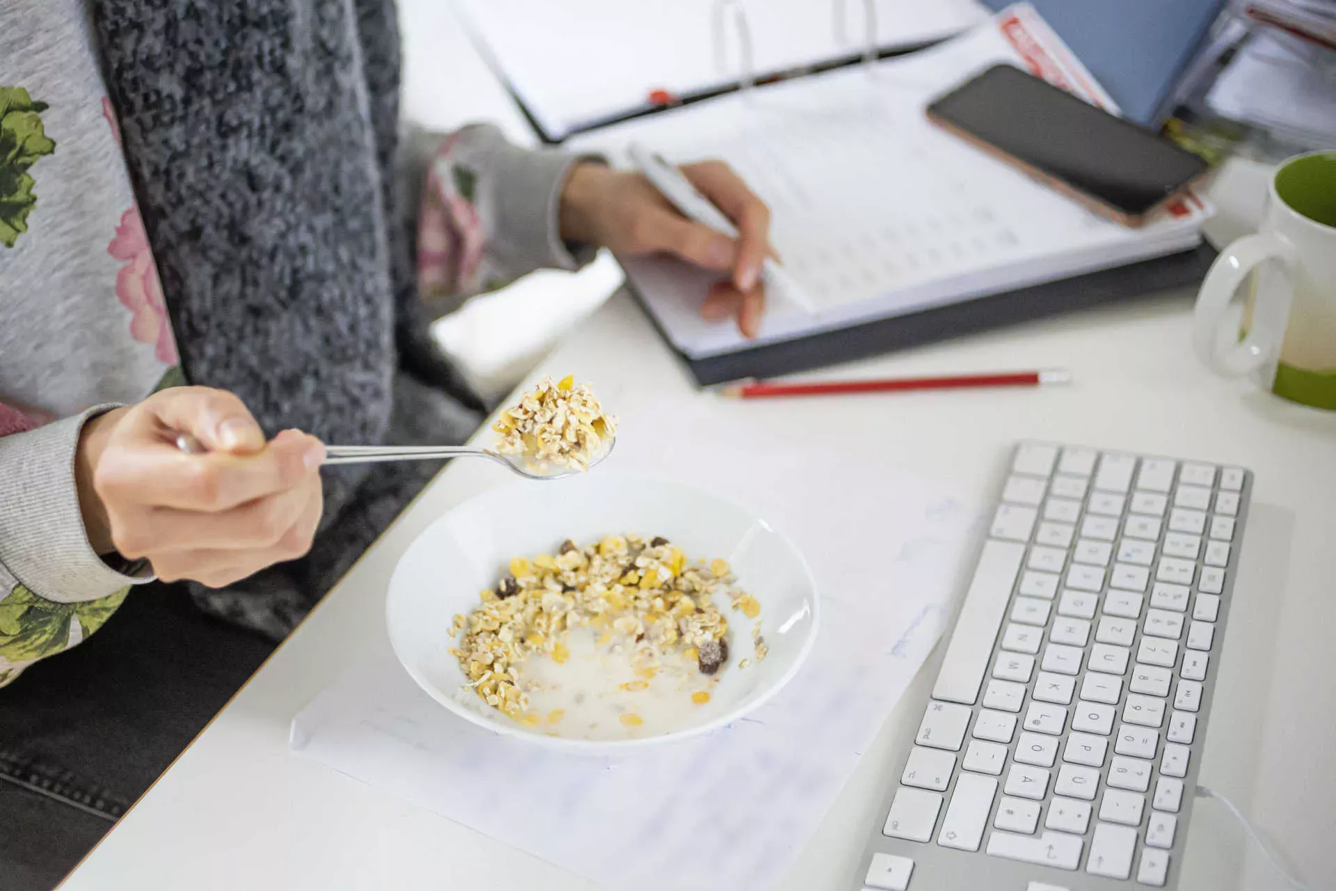 Frau isst Müsli an ihrem Arbeitsplatz. Bild: IMAGO / photothek / Thomas Trutschel Frau isst Müsli an ihrem Arbeitsplatz. Bild: IMAGO / photothek / Thomas Trutschel