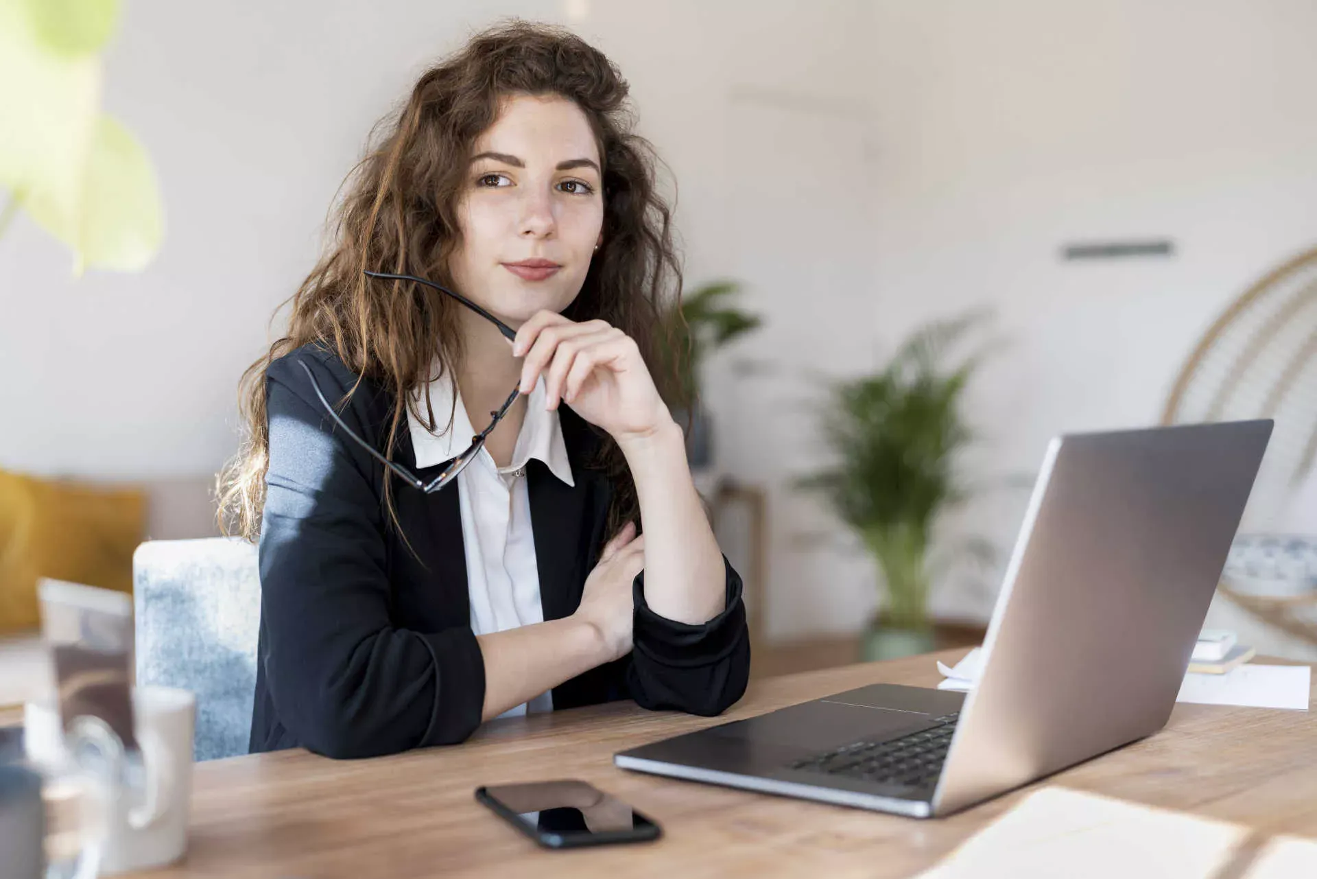 Junge Frau sitzt nachdenklich vor ihrem Laptop im Homeoffice. Bild: IMAGO / Westend61 / Steve Brookland Junge Frau sitzt nachdenklich vor ihrem Laptop im Homeoffice. Bild: IMAGO / Westend61 / Steve Brookland