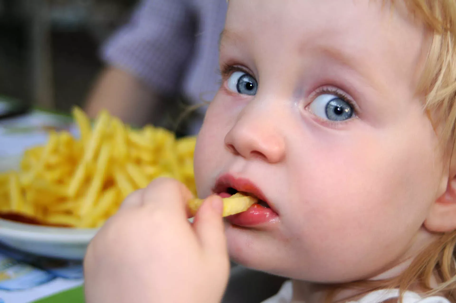 Kleines Kind isst Pommes frites. Bild: IMAGO / Panthermedia / Prisca Koller Kleines Kind isst Pommes frites. Bild: IMAGO / Panthermedia / Prisca Koller