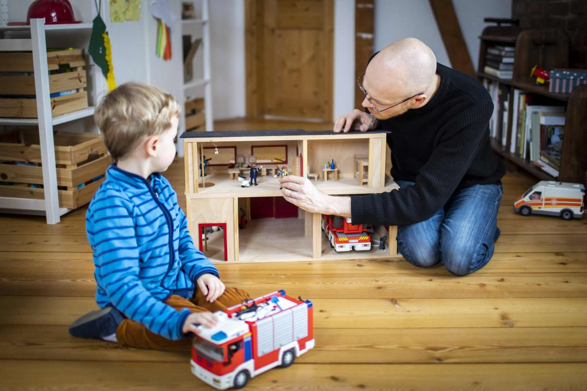Vater spielt mit Sohn Vater spielt mit Sohn