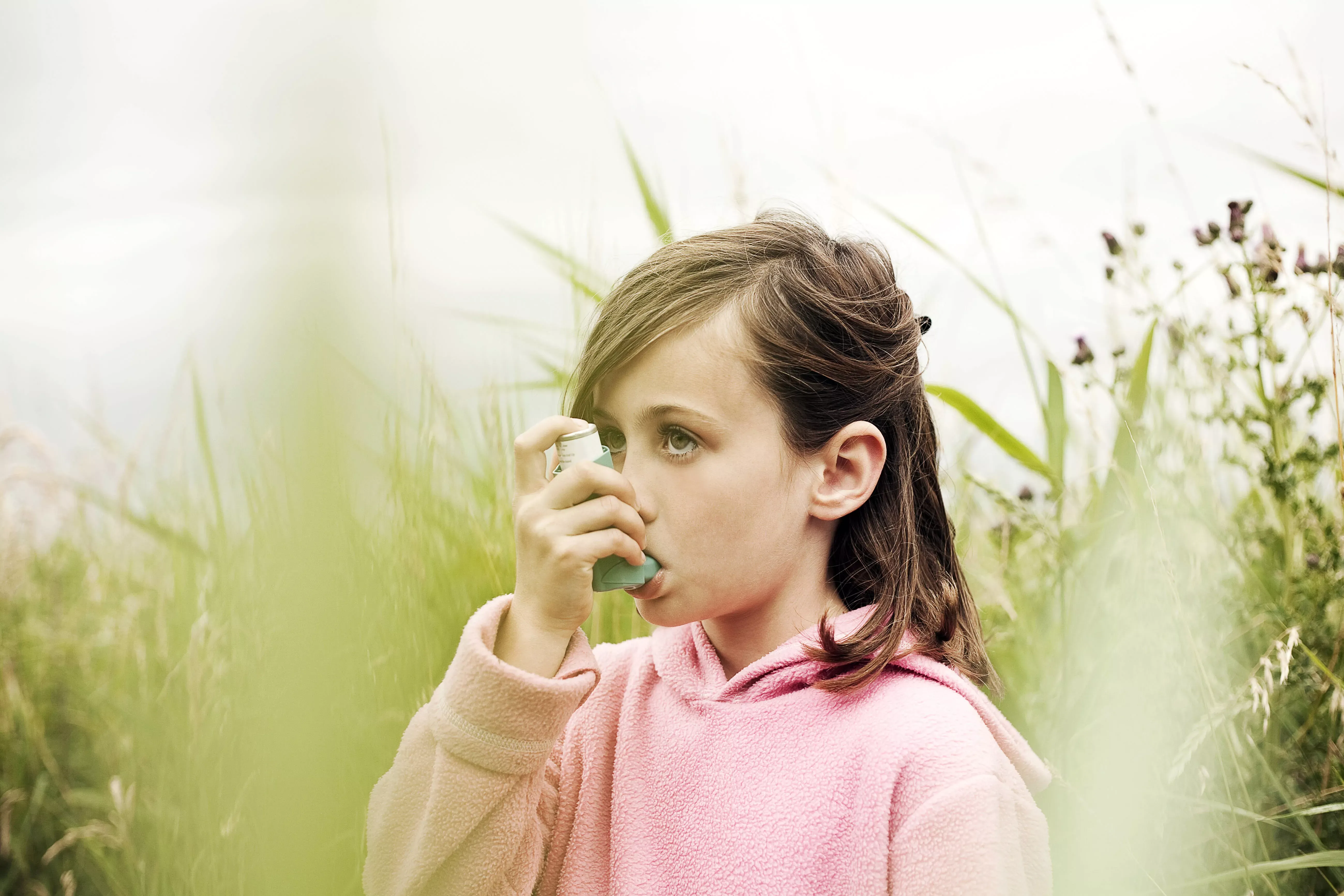 Mädchen auf einer Wiese benutzt Asthma-Inhalator. Bild: IMAGO / Westend61 / Louis Christian Mädchen auf einer Wiese benutzt Asthma-Inhalator. Bild: IMAGO / Westend61 / Louis Christian