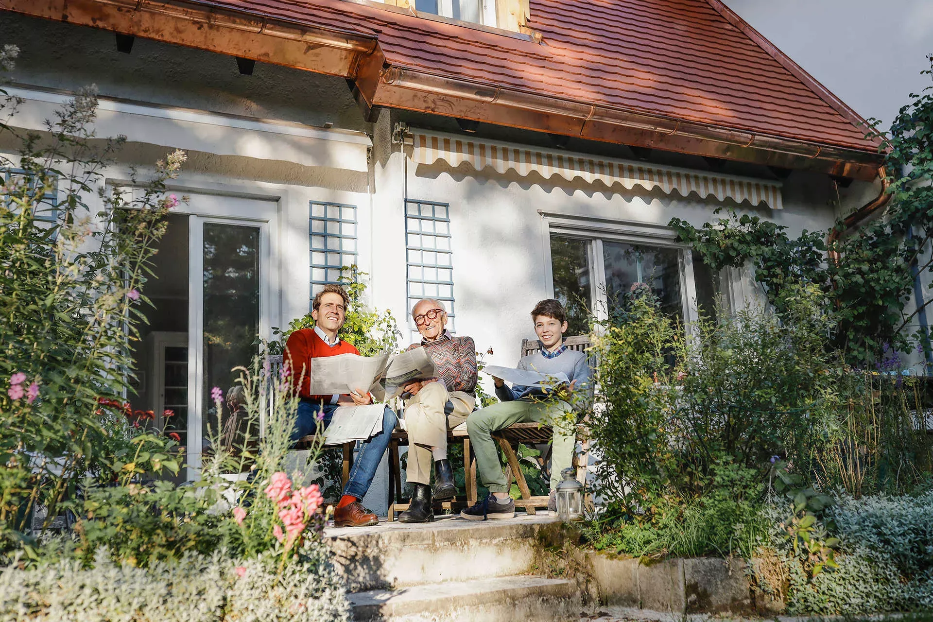 Rentner sitzt mit Sohn und Enkel im Garten vor dem Haus. Bild: IMAGO / Westend61 / Alona Antoniadis Rentner sitzt mit Sohn und Enkel im Garten vor dem Haus. Bild: IMAGO / Westend61 / Alona Antoniadis