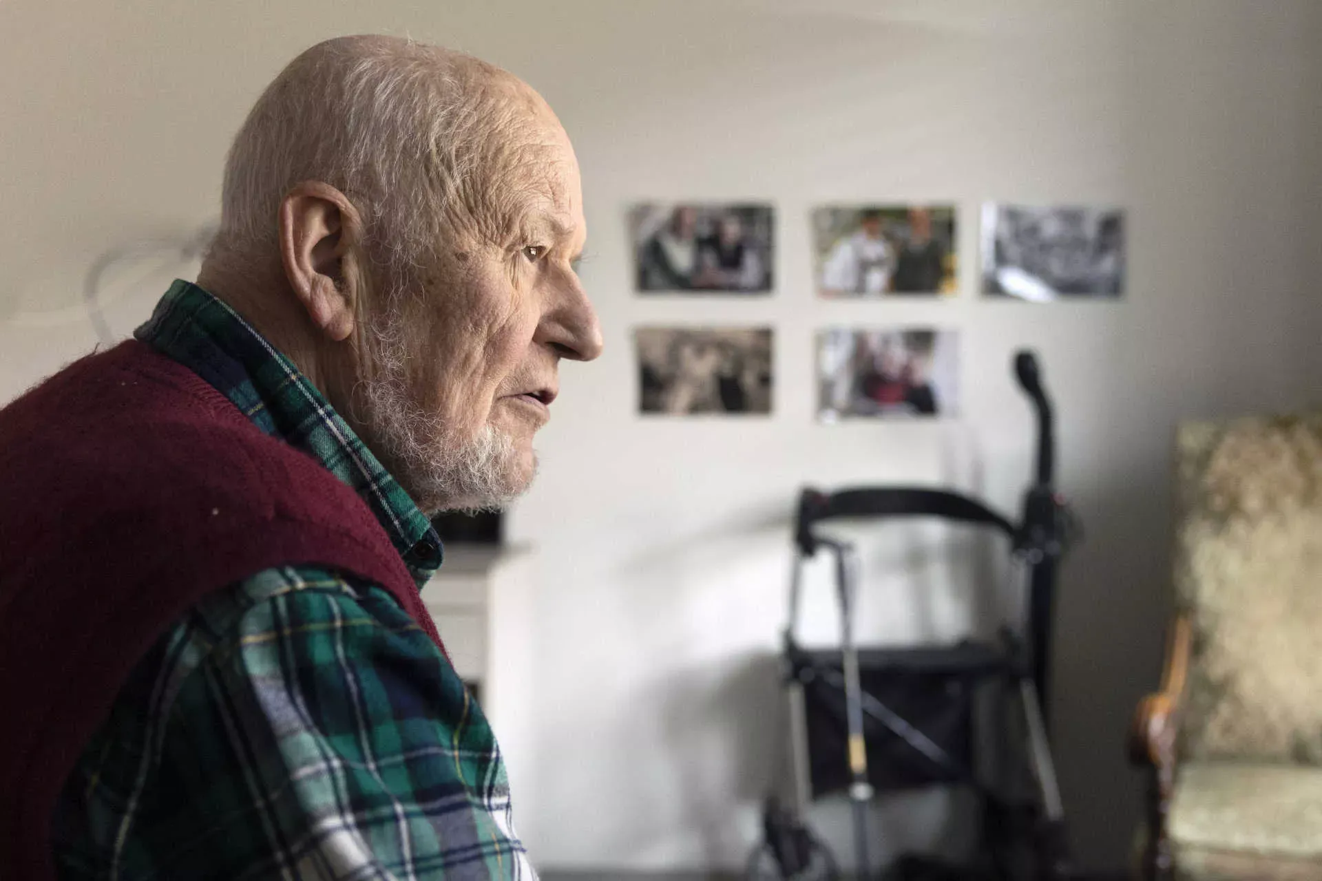 Alter Mann sitzt im Plegeheim-Zimmer, an der Wand steht ein Rollator. Bild: IMAGO / photothek / Ute Grabowsky Alter Mann sitzt im Plegeheim-Zimmer, an der Wand steht ein Rollator. Bild: IMAGO / photothek / Ute Grabowsky