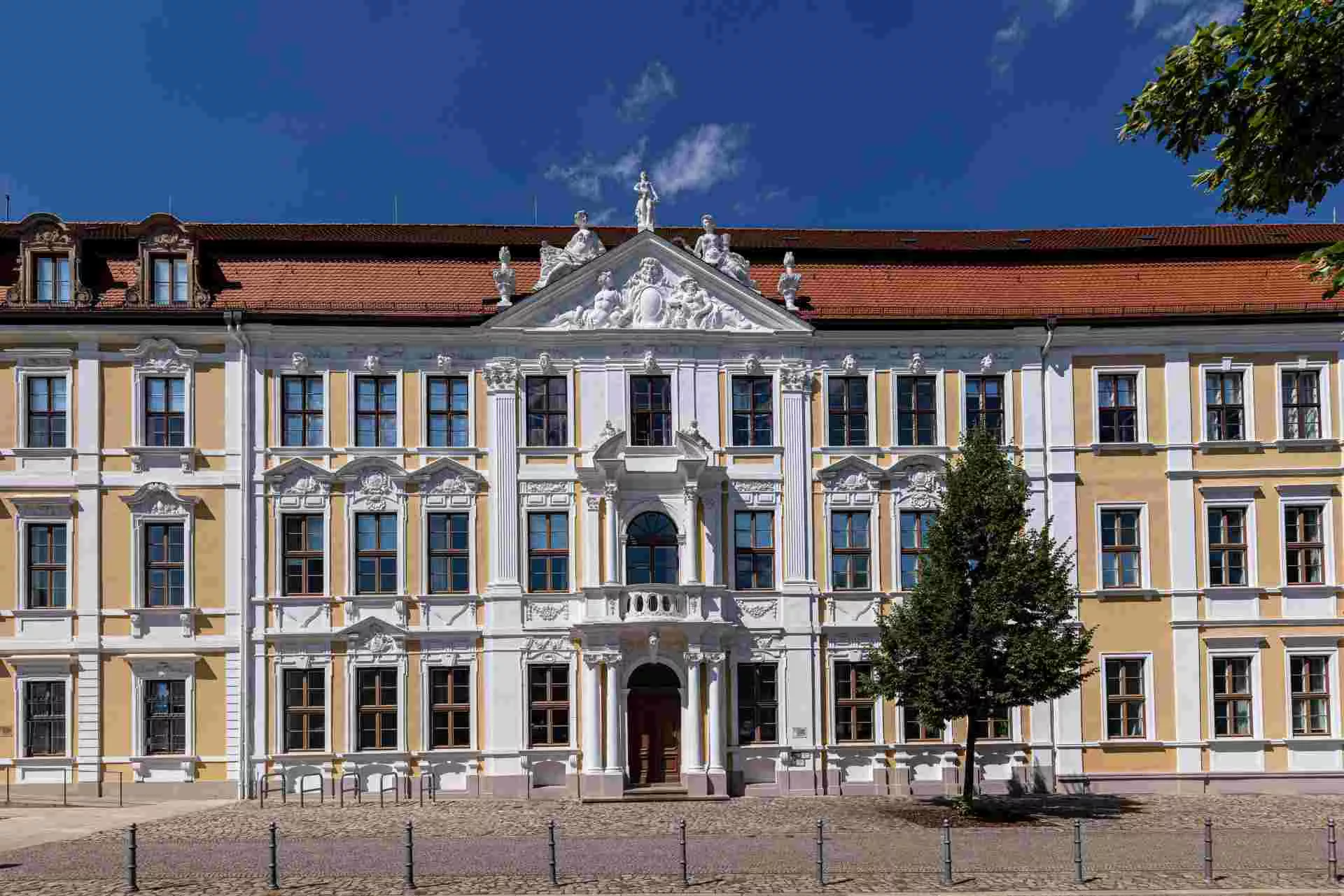 Das Bild zeigt das Landtagsgebäude von Sachsen-Anhalt. (Bild: IMAGO / Fotostand) Das Bild zeigt das Landtagsgebäude von Sachsen-Anhalt. (Bild: IMAGO / Fotostand)