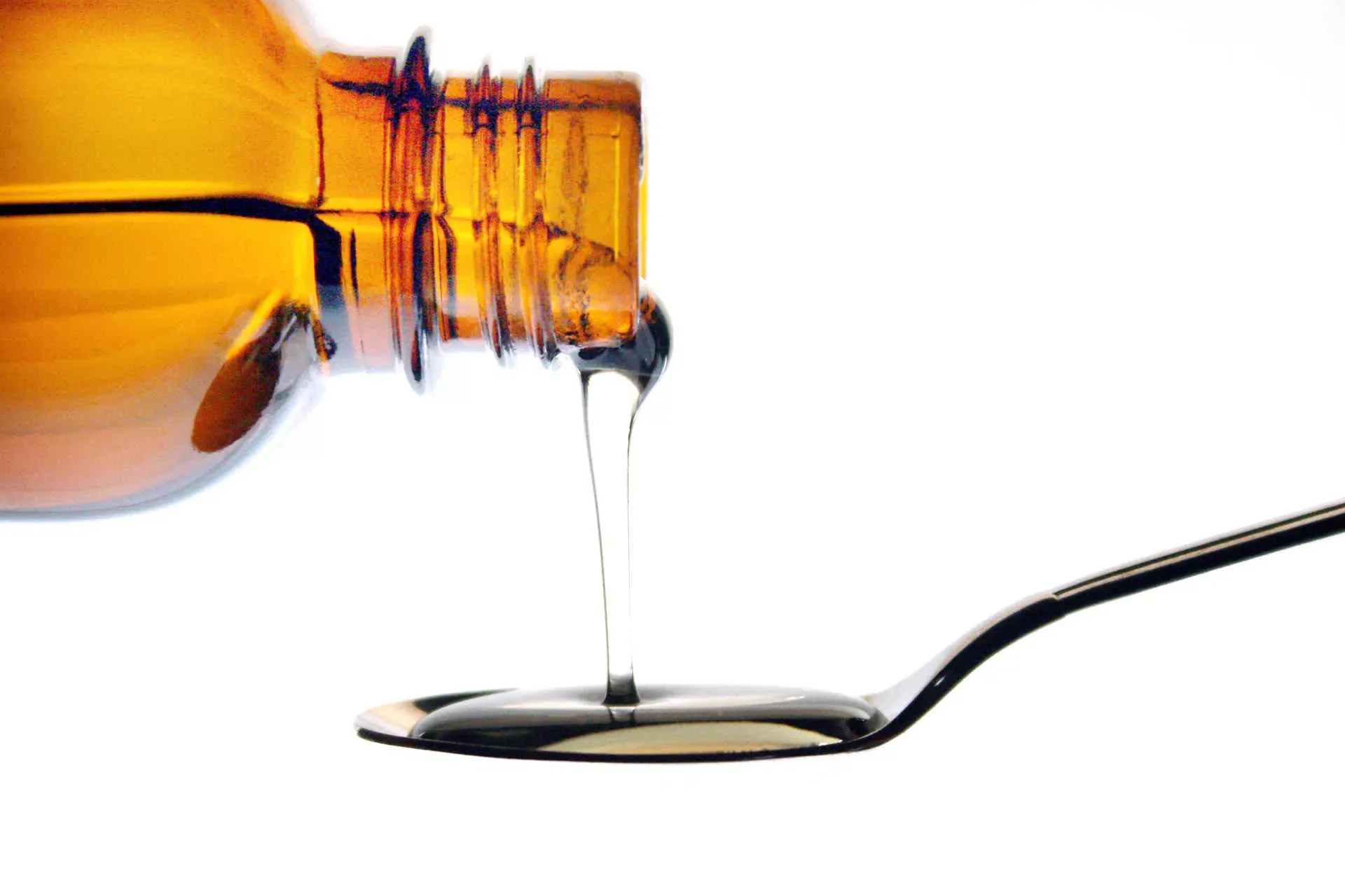 Hustensaft auf einen Löffel gießen. Bild: IMAGO / McPHOTO Hustensaft auf einen Löffel gießen. Bild: IMAGO / McPHOTO