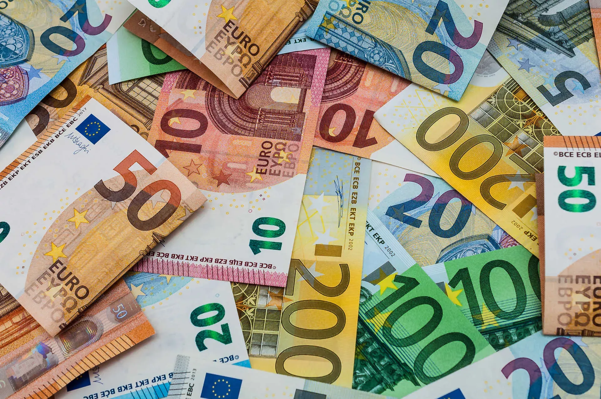 Haufen von Euro-Geldscheinen. Bild: IMAGO / Zoonar Haufen von Euro-Geldscheinen. Bild: IMAGO / Zoonar