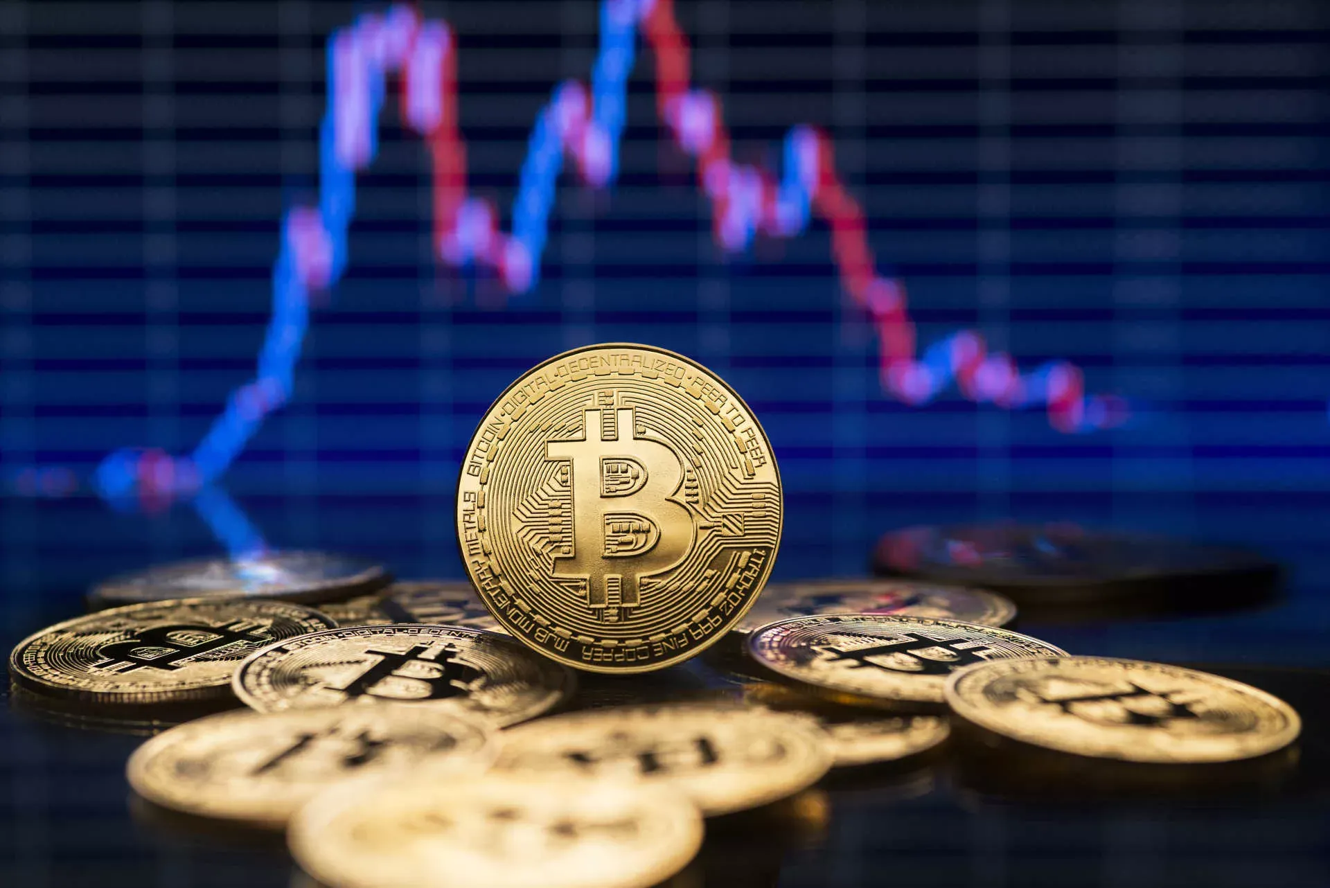 Bitcoin-Münzen vor einem Aktienchart. Bild: IMAGO / Panthermedia / Dusan Zidar Bitcoin-Münzen vor einem Aktienchart. Bild: IMAGO / Panthermedia / Dusan Zidar
