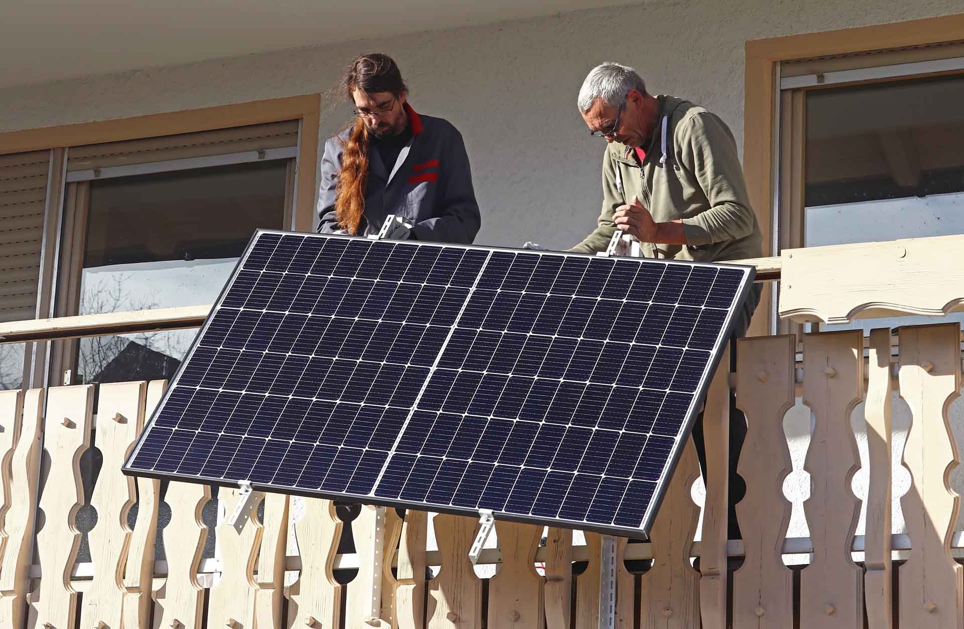 Zwei Männer installieren eine Solaranlage auf einem Balkon (Bild: IMAGO / Panthermedia) Zwei Männer installieren eine Solaranlage auf einem Balkon (Bild: IMAGO / Panthermedia)