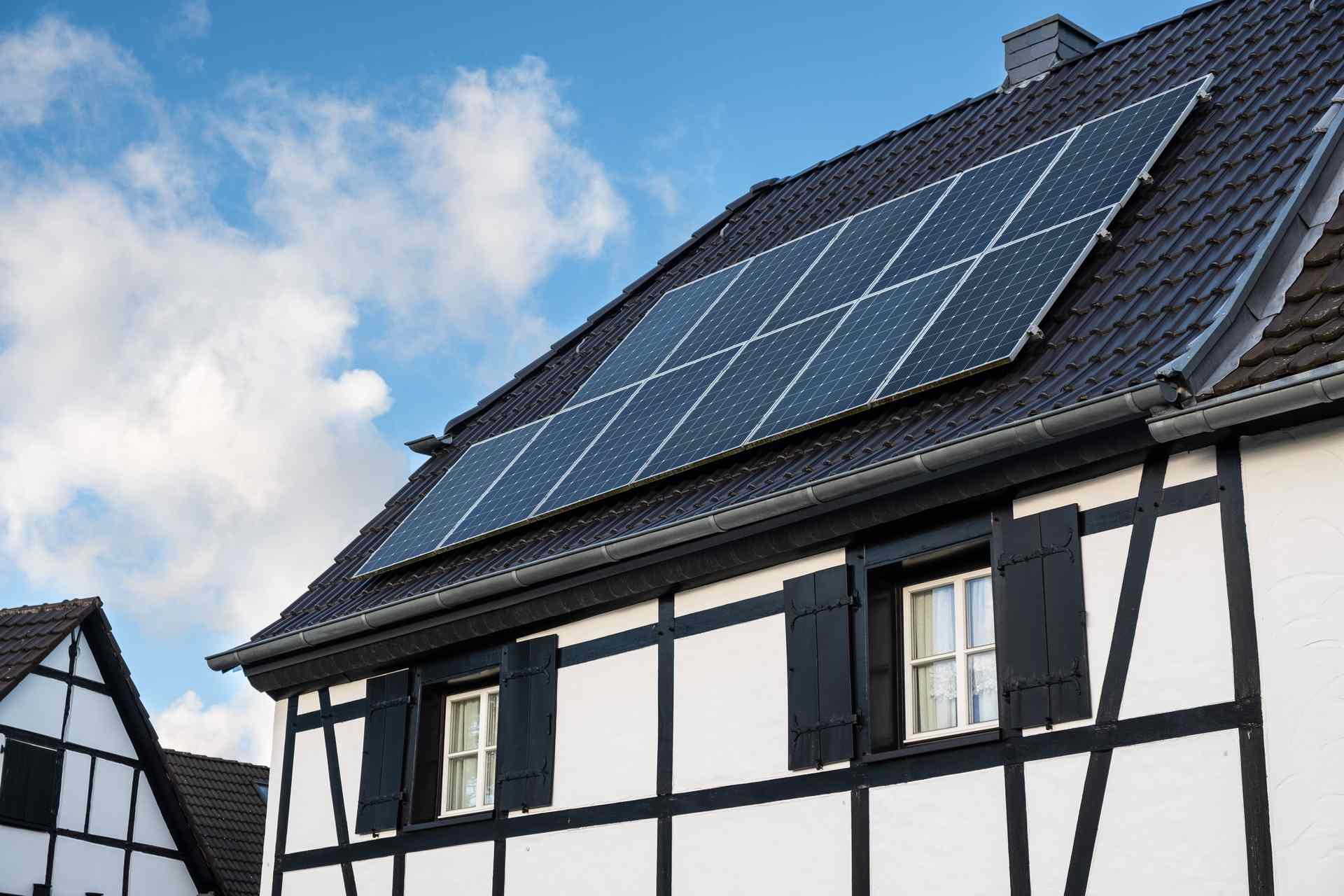 Solarpanels auf einem Dach eines Fachwerkhauses Solarpanels auf einem Dach eines Fachwerkhauses