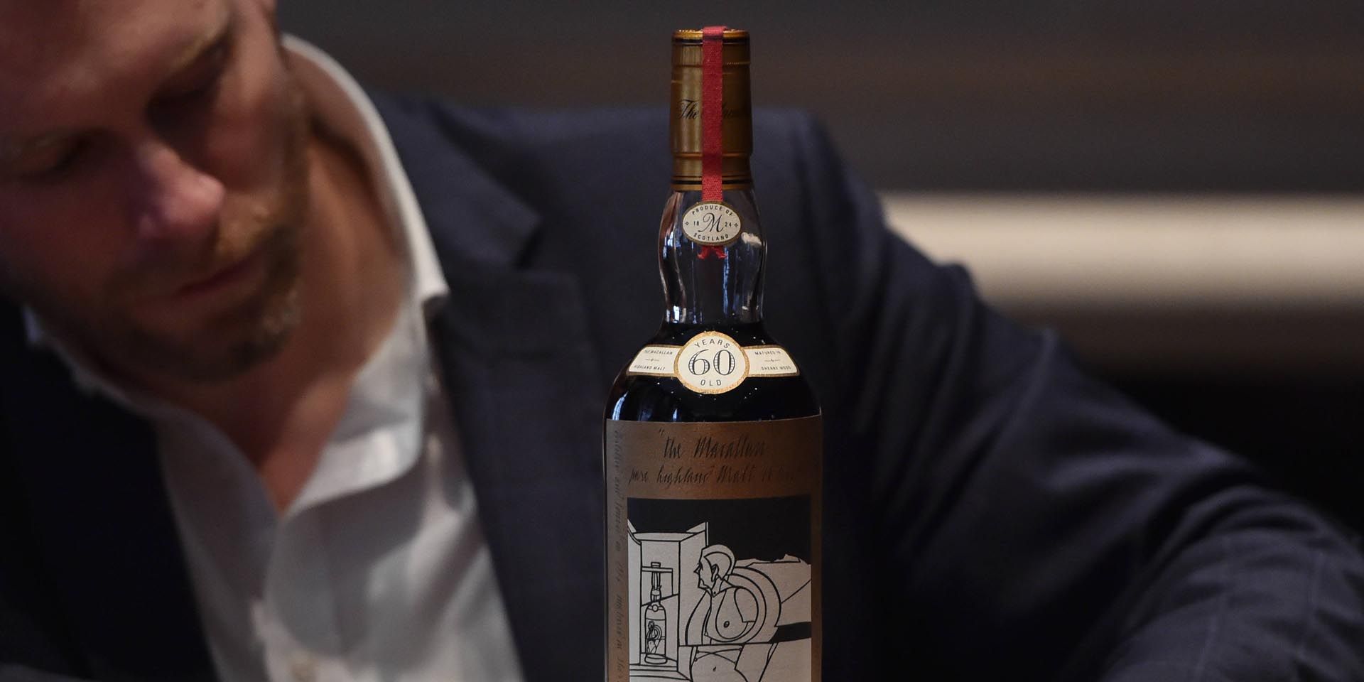 Flasche des Whiskeys Macallan Adami bei einer Auktion in London Flasche des Whiskeys Macallan Adami bei einer Auktion in London