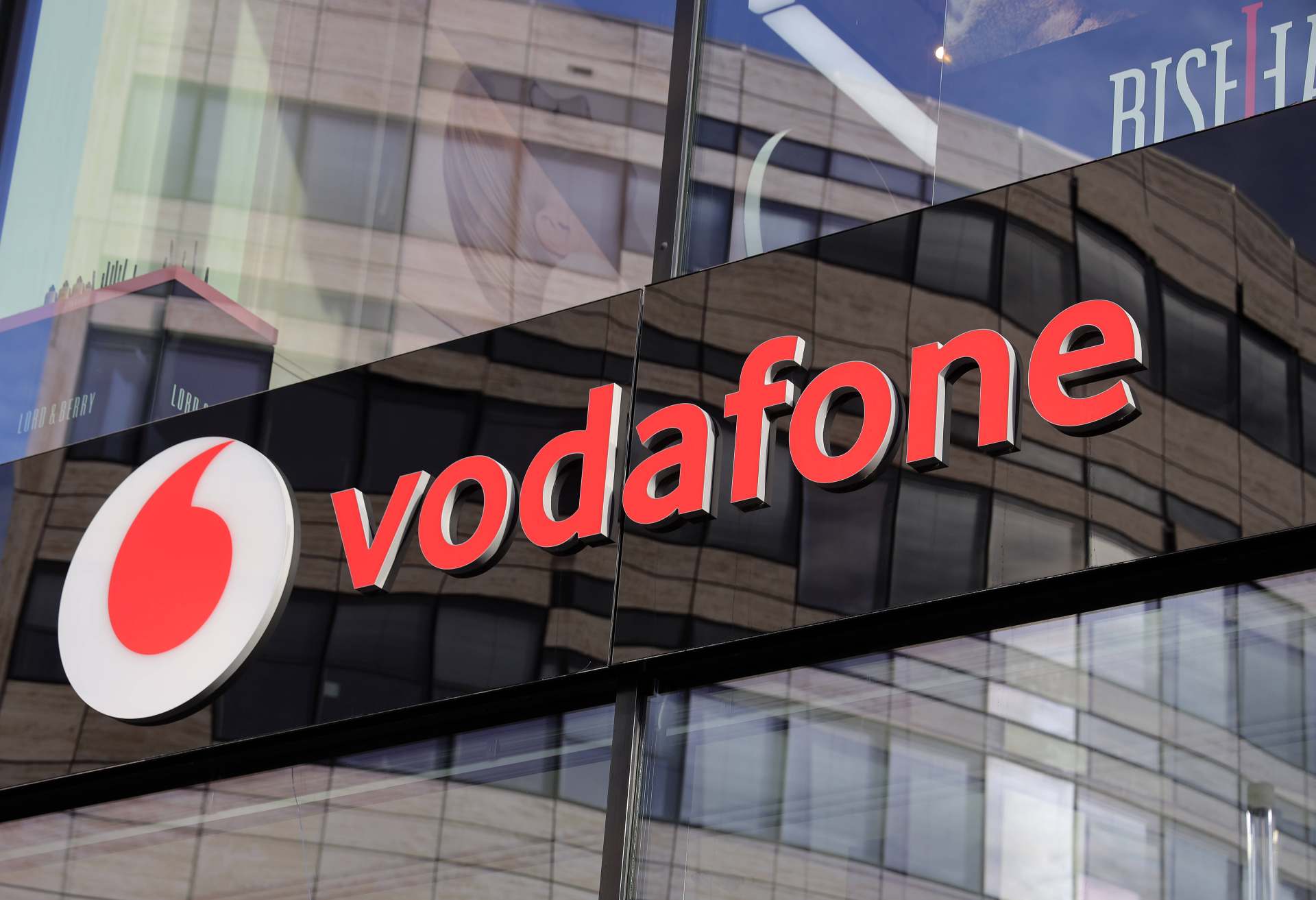 Vodafone Logo an einer Fassade Vodafone Logo an einer Fassade