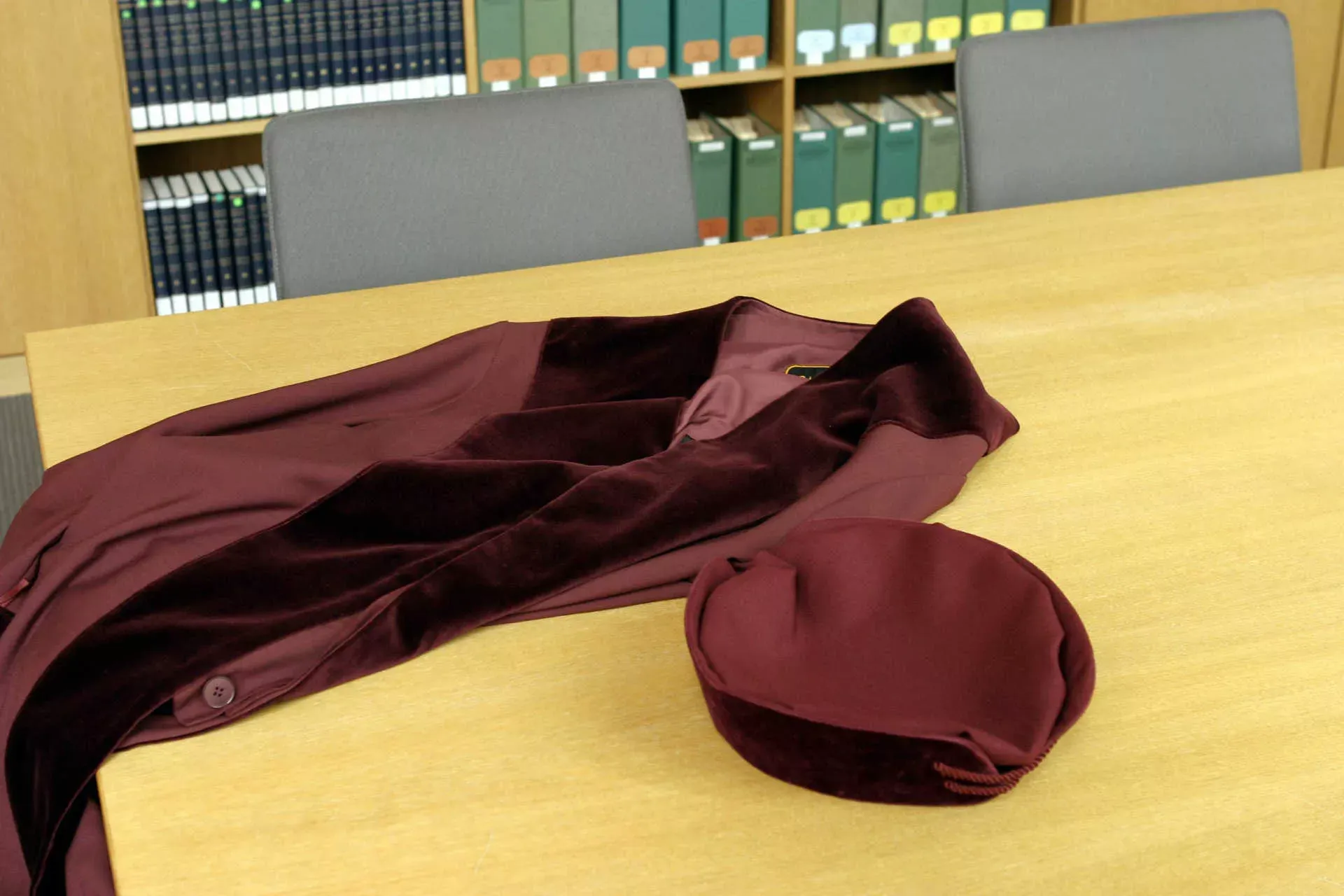 Bundesrichter-Robe mit Barrett liegt auf einem Tisch im Bundesarbeitsgericht Erfurt. Bild: IMAGO / Mario Kühn Bundesrichter-Robe mit Barrett liegt auf einem Tisch im Bundesarbeitsgericht Erfurt. Bild: IMAGO / Mario Kühn