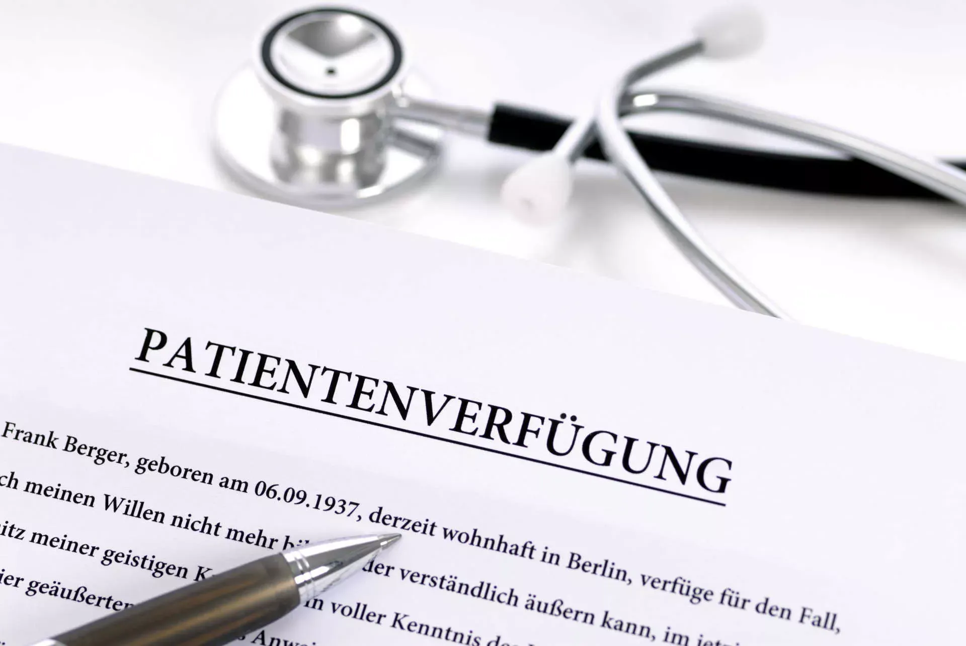 Patientenverfügung mit Stift und Stethoskop. Bild: IMAGO / imagebroker Patientenverfügung mit Stift und Stethoskop. Bild: IMAGO / imagebroker