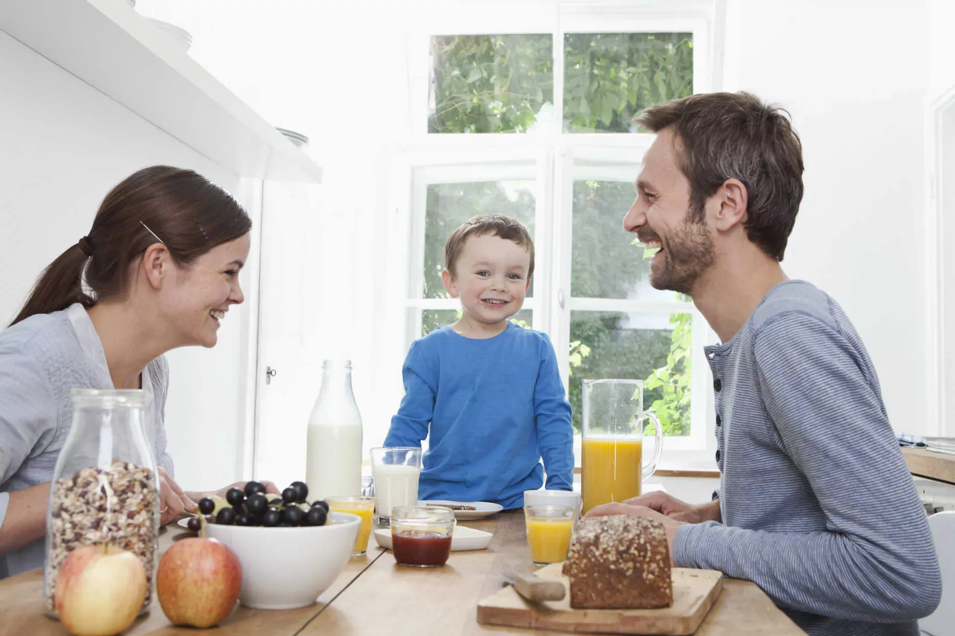 Familie mit Kind beim Frühstück. Bild: IMAGO / Westend61 Familie mit Kind beim Frühstück. Bild: IMAGO / Westend61