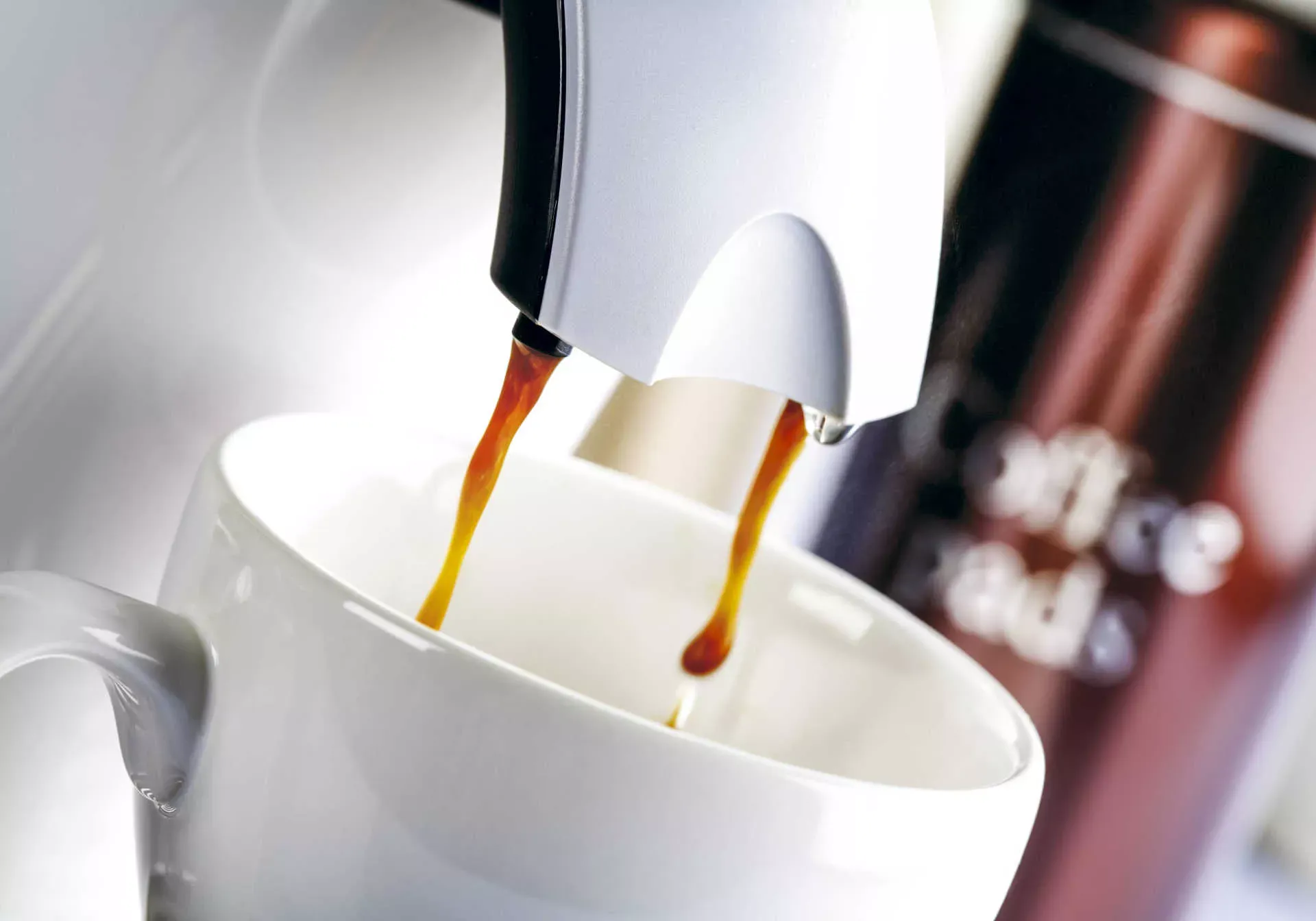 Kaffee läuft aus einer Kaffeemaschine in eine Tasse. Bild: IMAGO / allOver-MEV Kaffee läuft aus einer Kaffeemaschine in eine Tasse. Bild: IMAGO / allOver-MEV