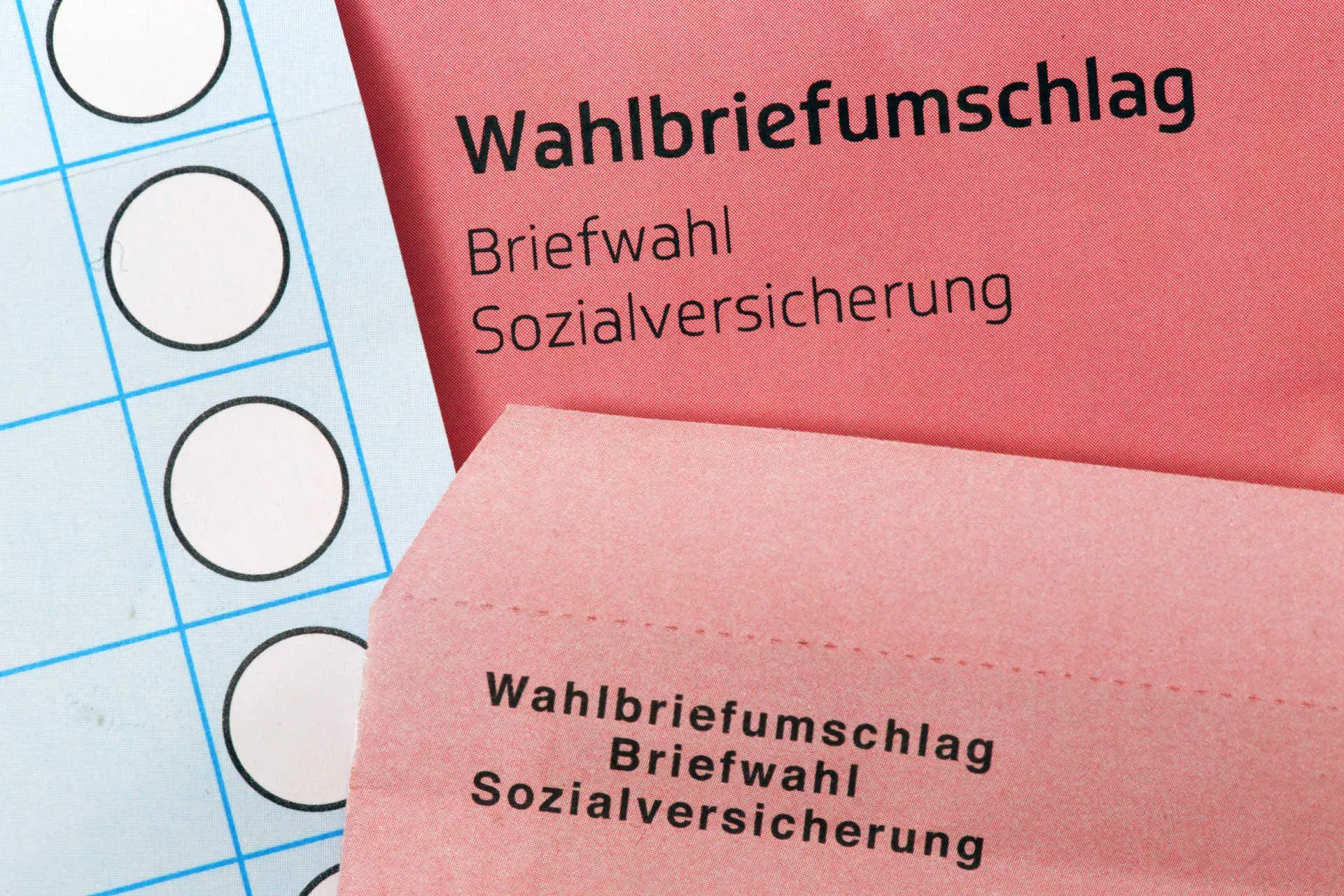 Wahlbrief-Unterlagen zur Sozialwahl. Bild: IMAGO / Gerhard Leber Wahlbrief-Unterlagen zur Sozialwahl. Bild: IMAGO / Gerhard Leber