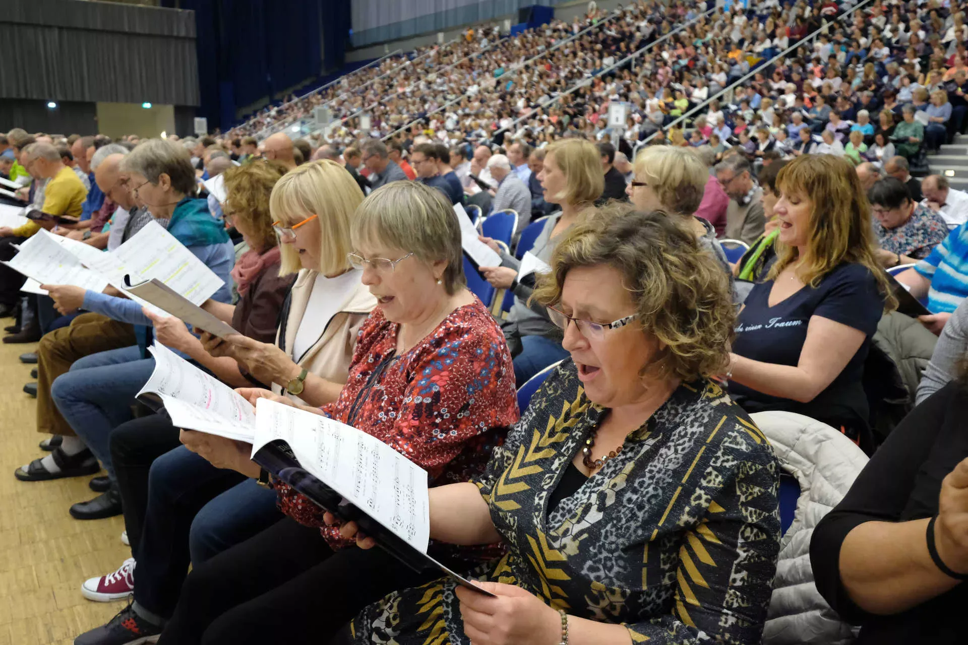 Großer Chor probt in einer Halle. Bild: IMAGO / epd / Stefan Arend Großer Chor probt in einer Halle. Bild: IMAGO / epd / Stefan Arend