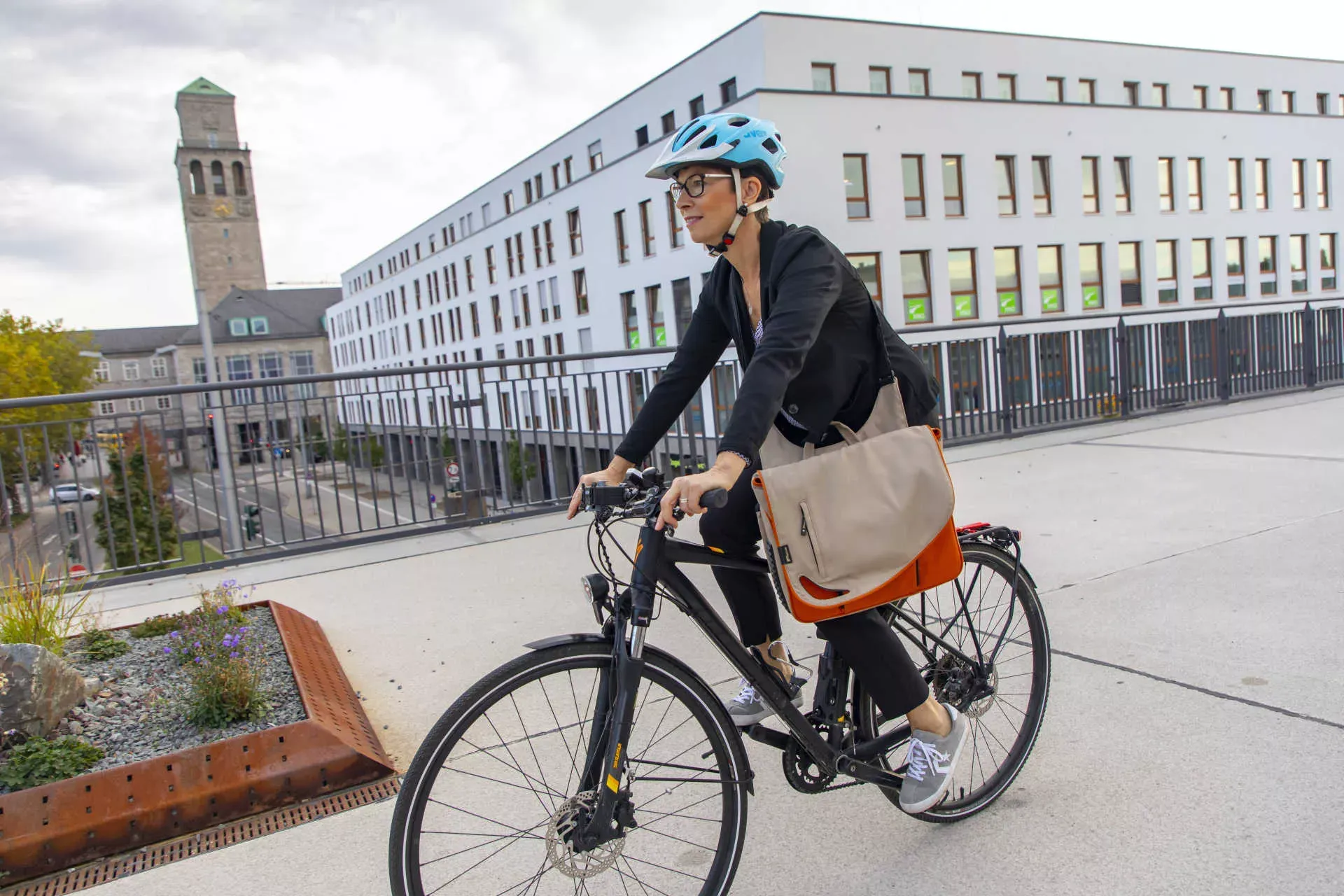 Frau fährt mit dem Fahrrad zur Arbeit. Bild: IMAGO / Jochen Tack Frau fährt mit dem Fahrrad zur Arbeit. Bild: IMAGO / Jochen Tack