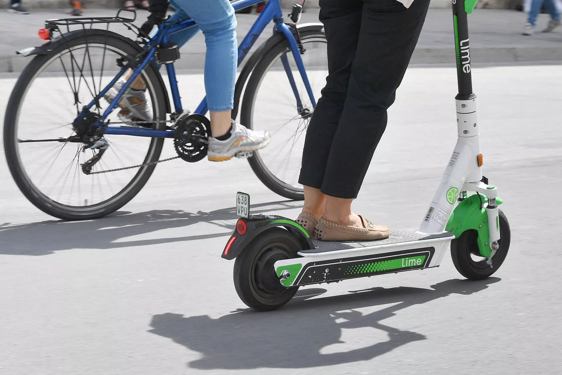 E-Scooter und Fahrrad auf der Straße. E-Scooter und Fahrrad auf der Straße.