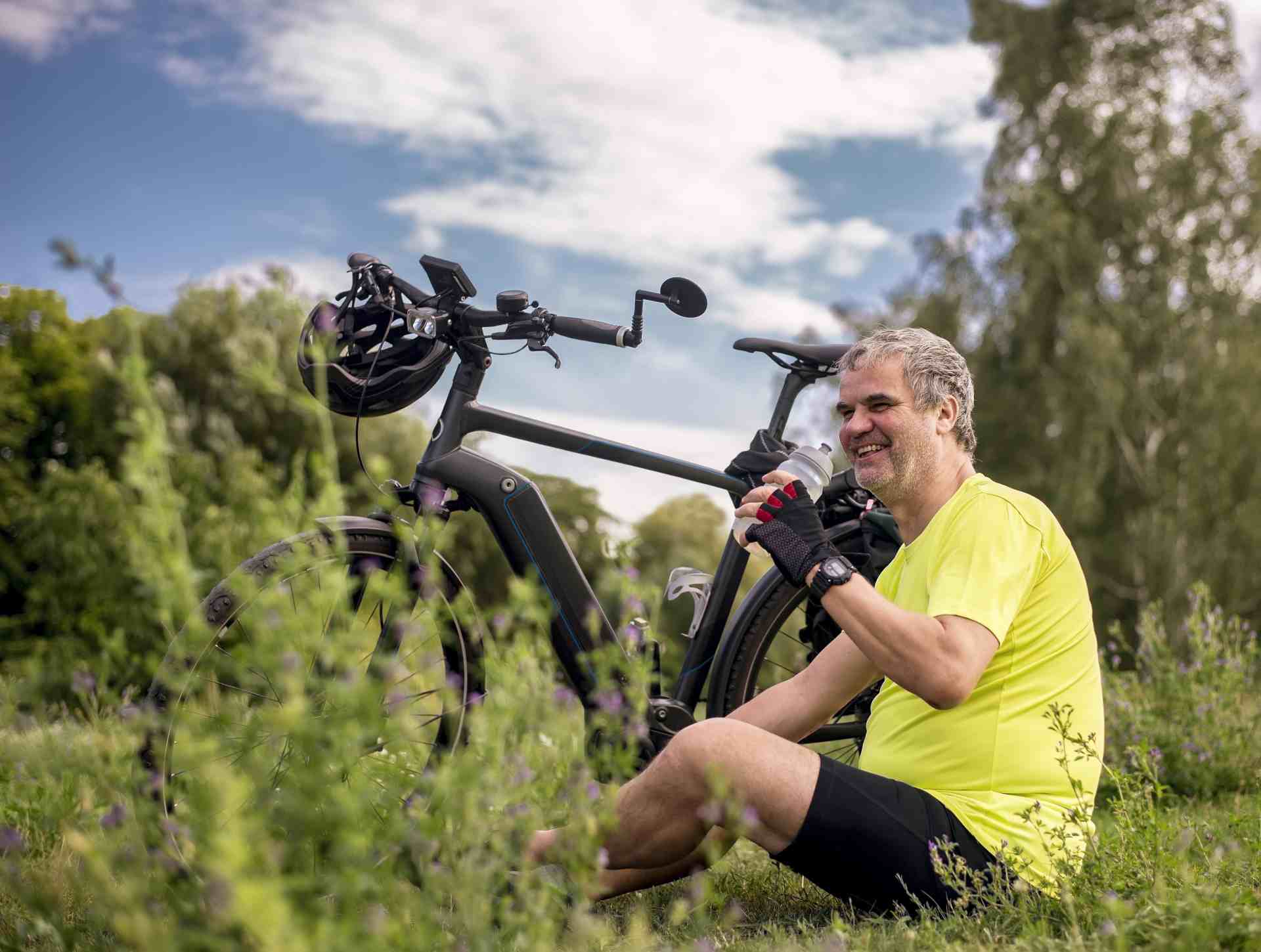Radfahrer macht auf seiner Tour eine Pause auf der Wiese (Bild: IMAGO / Westend61) Radfahrer macht auf seiner Tour eine Pause auf der Wiese (Bild: IMAGO / Westend61)