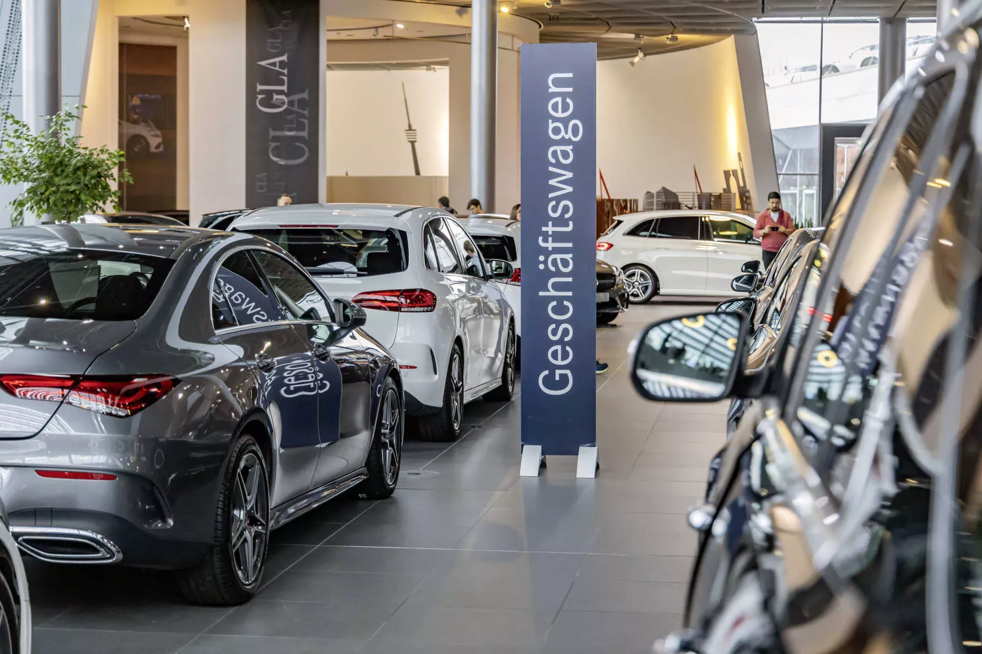Neue Geschäftswagen stehen in Ausstellungsraum eines Autohauses. Bild: IMAGO / Arnulf Hettrich Neue Geschäftswagen stehen in Ausstellungsraum eines Autohauses. Bild: IMAGO / Arnulf Hettrich