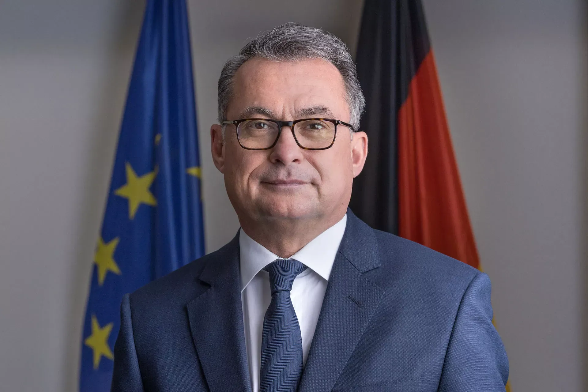 Bundesbankpräsident Joachim Nagel vor deutscher und europäischer Flagge (19.01.2022) Bundesbankpräsident Joachim Nagel vor deutscher und europäischer Flagge (19.01.2022)