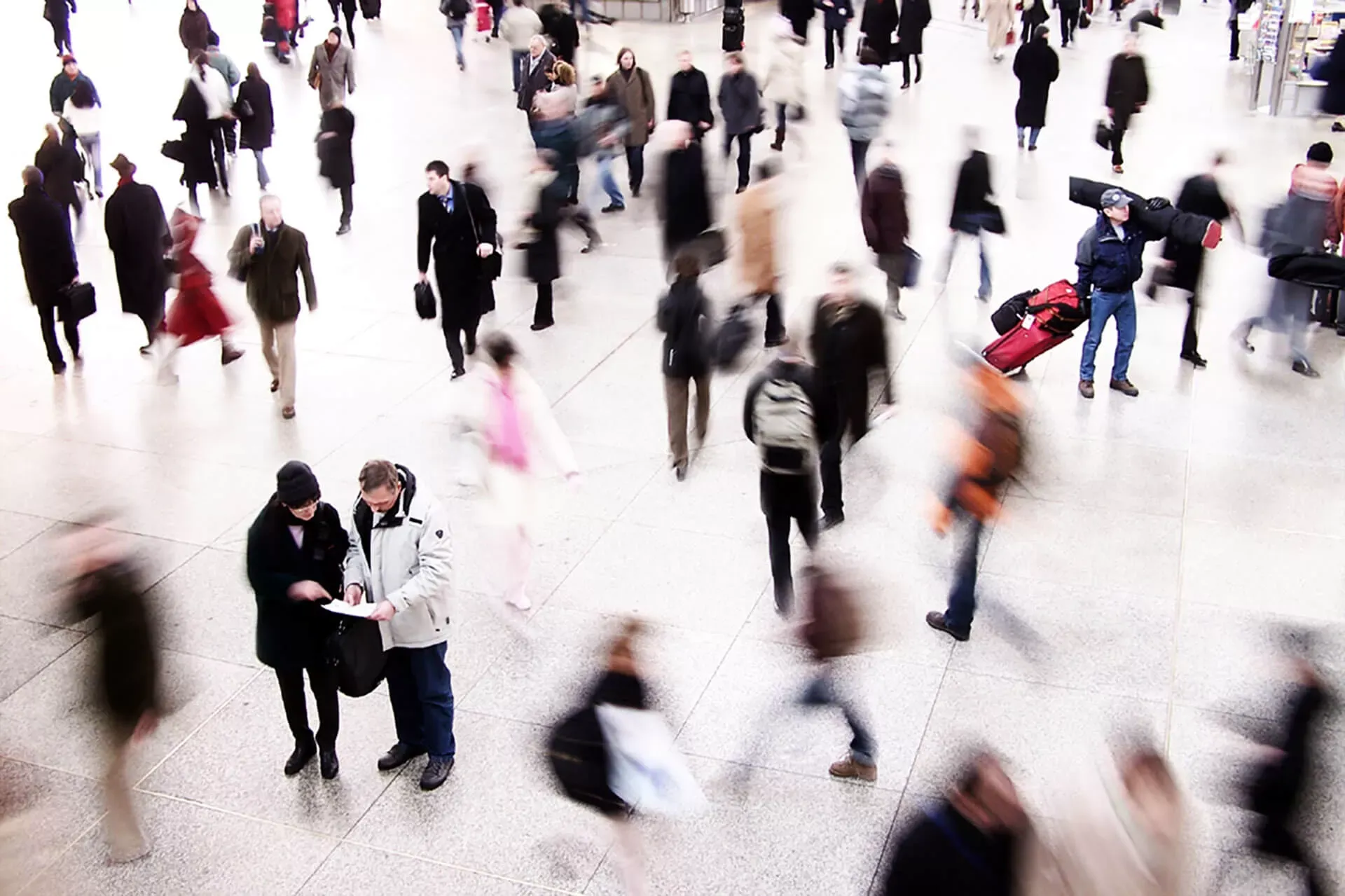 Reisende in einer Flughafen- oder Bahnhofshalle. – Bild: photocase © Krecichwost/Gettyomages Reisende in einer Flughafen- oder Bahnhofshalle. – Bild: photocase © Krecichwost/Gettyomages