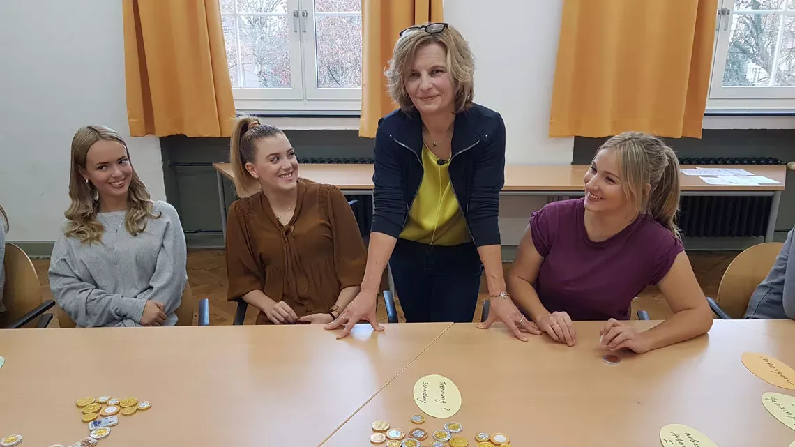Frau Ines Wittig vom Referentenservice der Deutschen Rentenversicherung in einer Schulklasse. Frau Ines Wittig vom Referentenservice der Deutschen Rentenversicherung in einer Schulklasse.